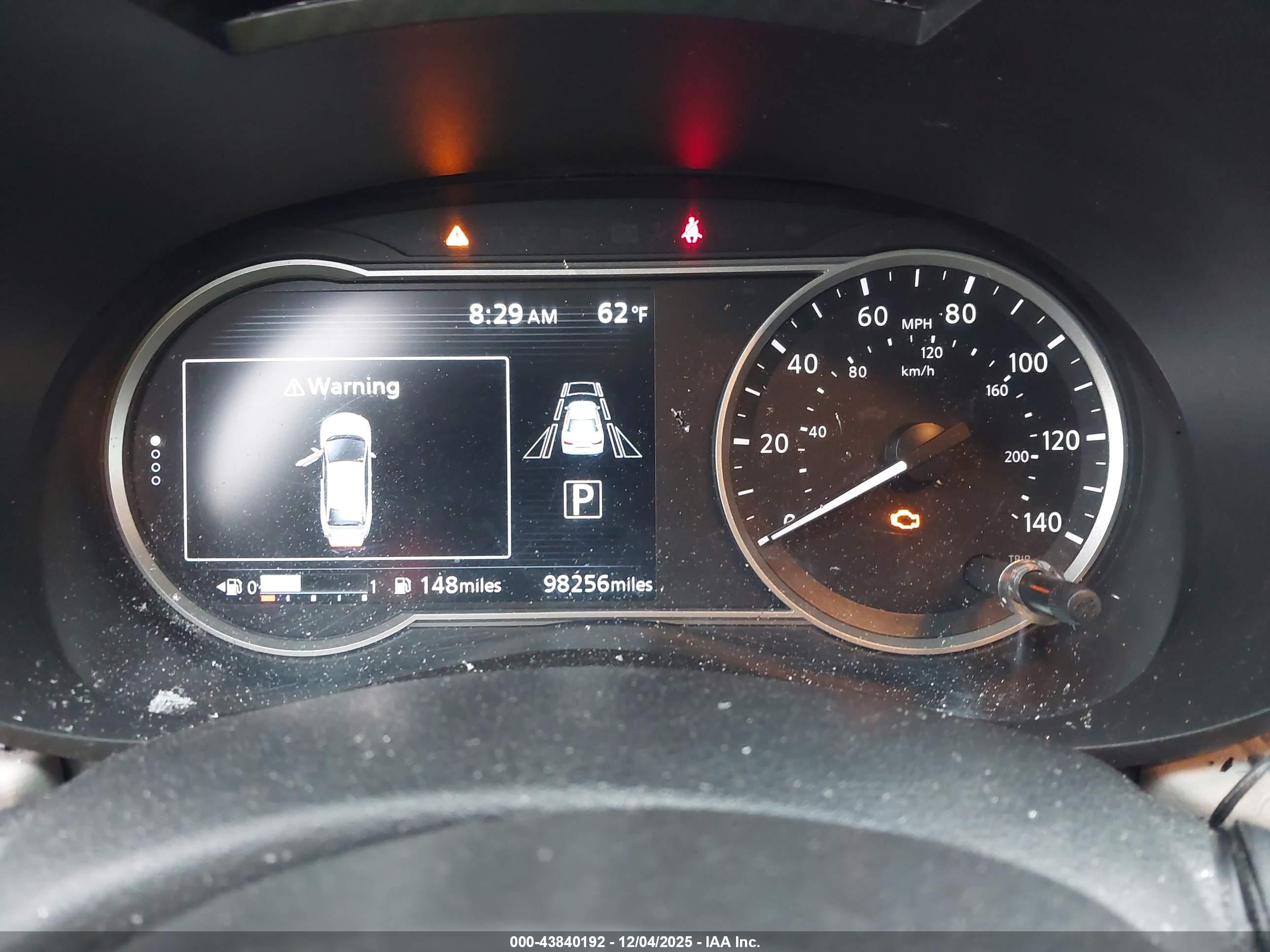NISSAN VERSA image 7