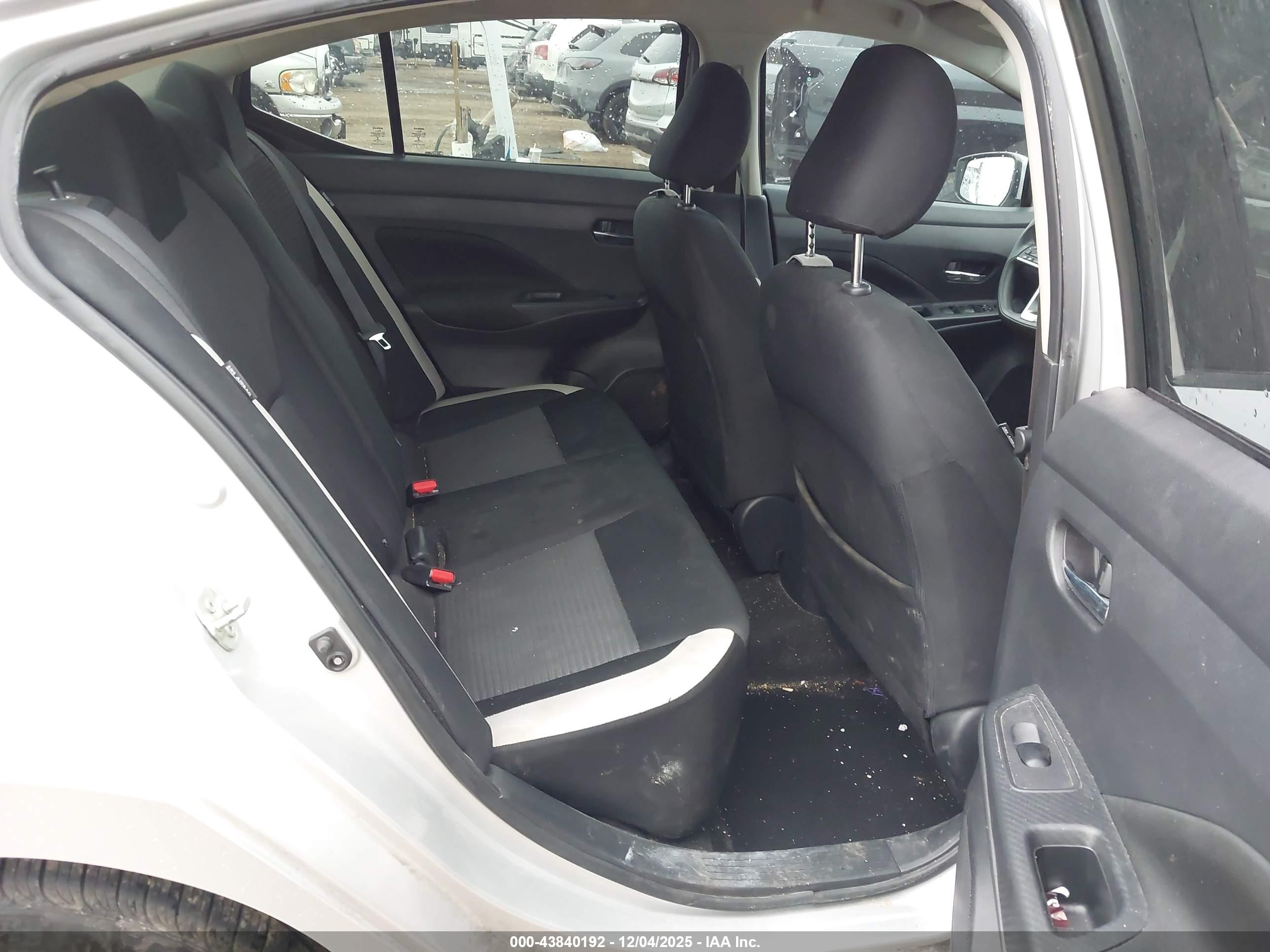 NISSAN VERSA image 8