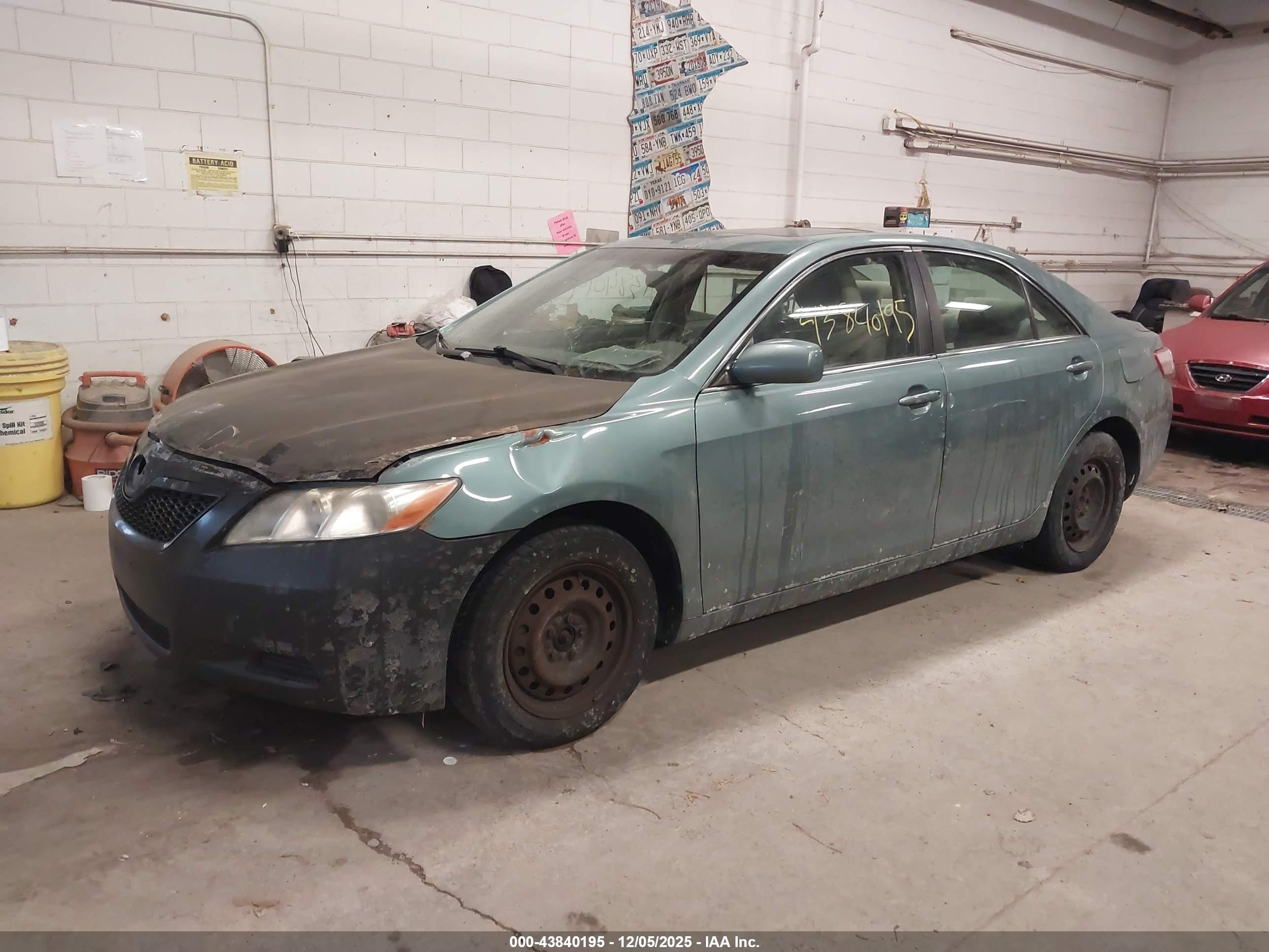 TOYOTA CAMRY image 2