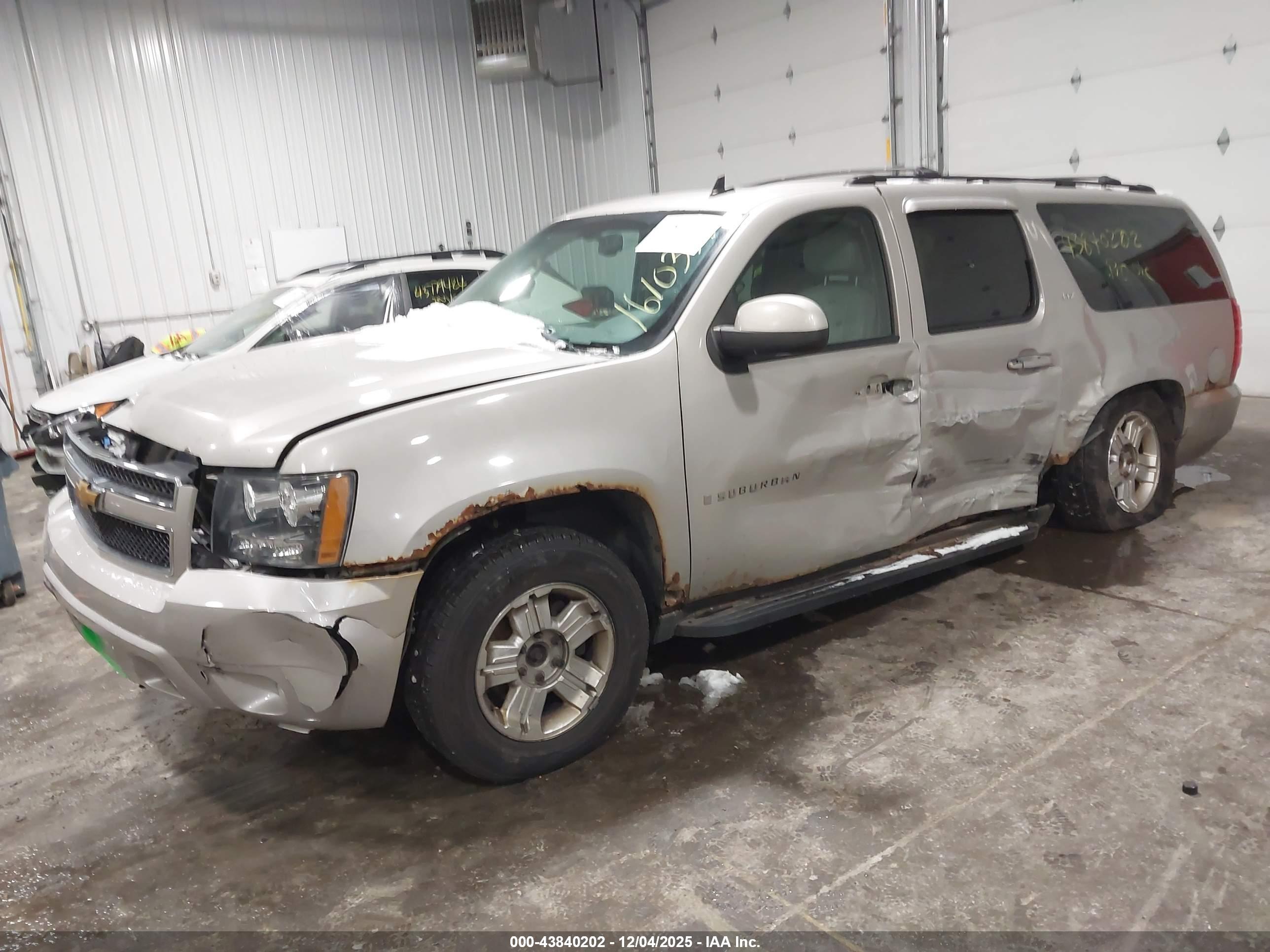 CHEVROLET SUBURBAN image 2