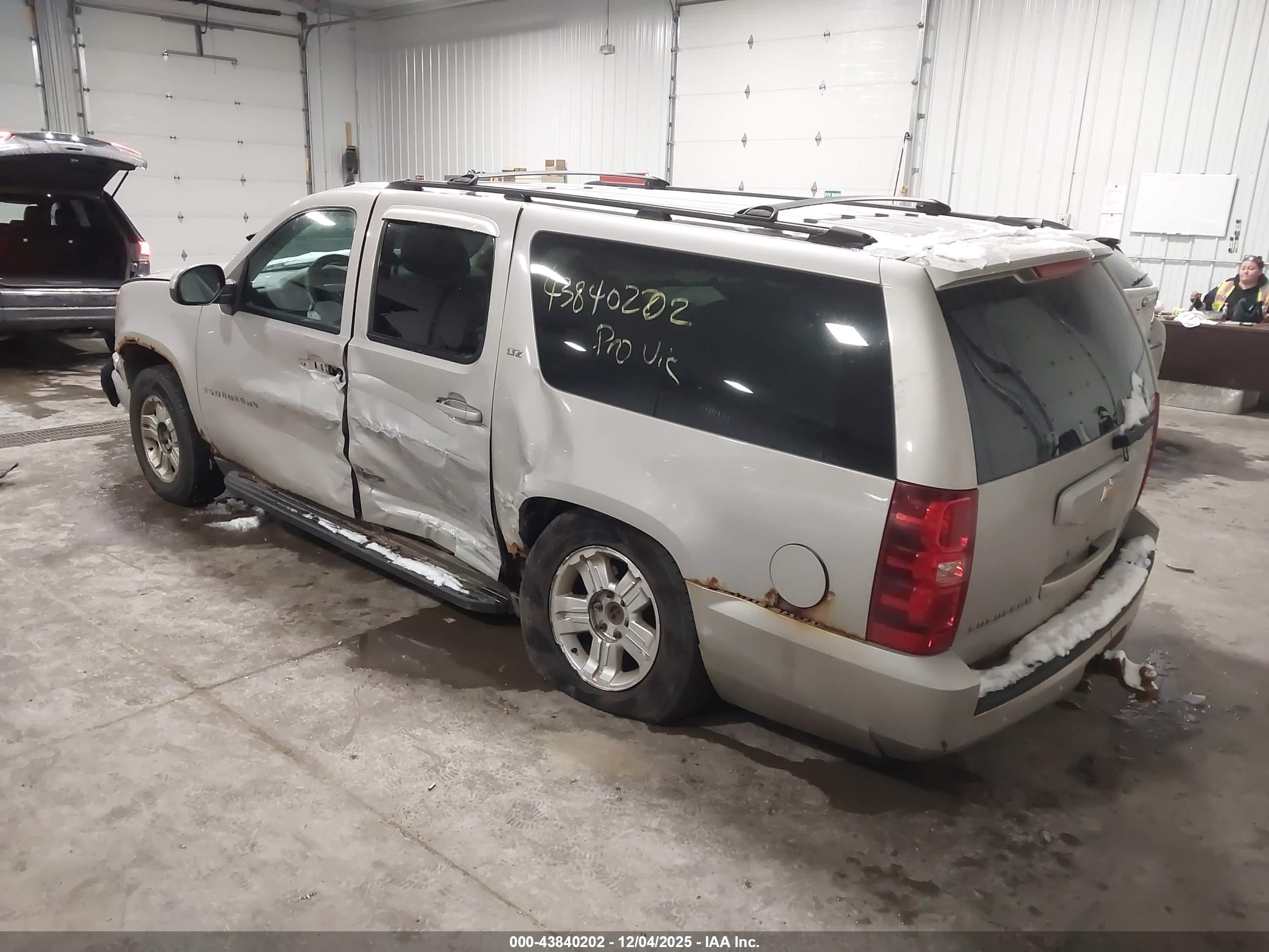 CHEVROLET SUBURBAN image 3