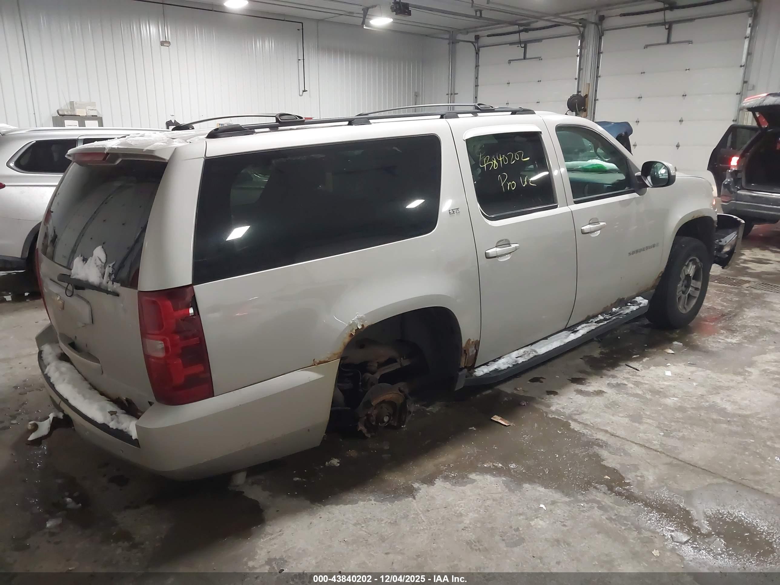 CHEVROLET SUBURBAN image 4