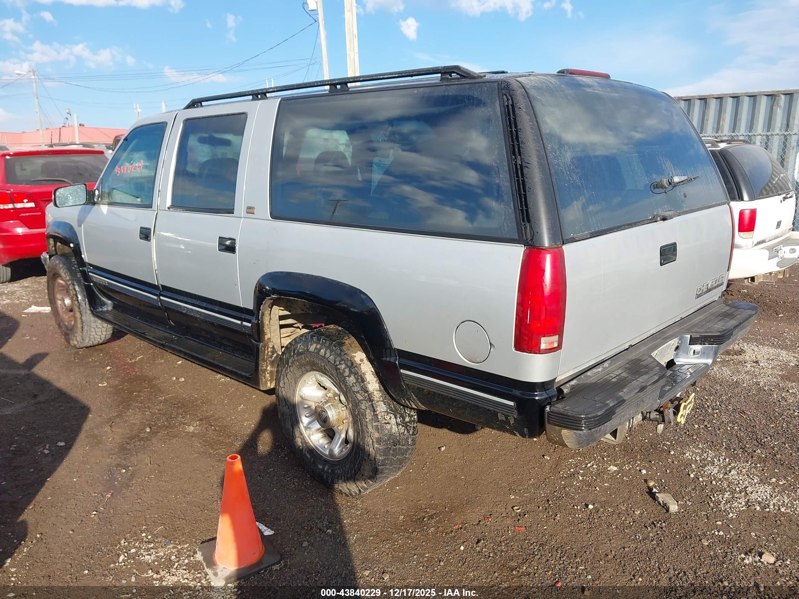 CHEVROLET SUBURBAN image 3
