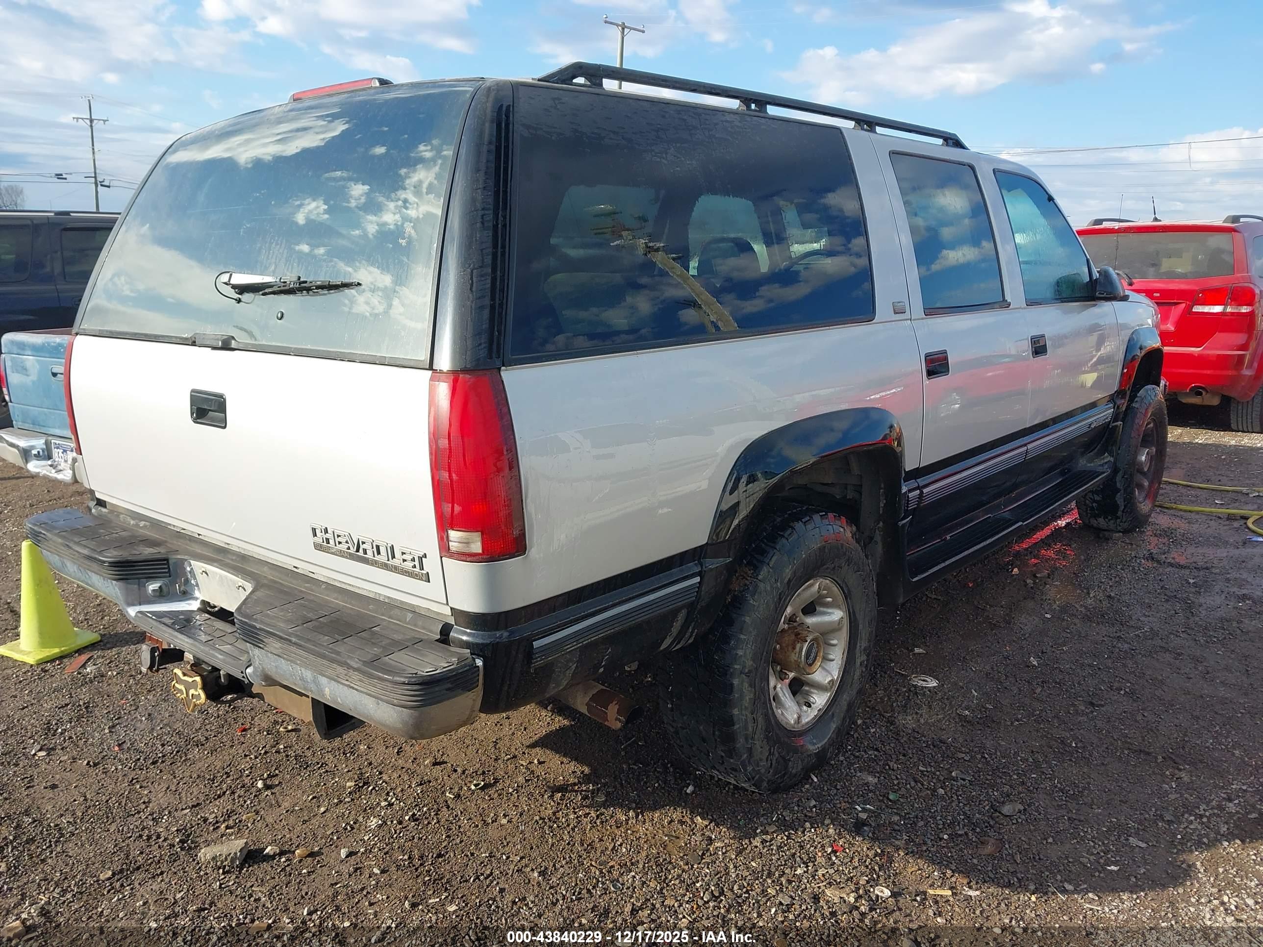 CHEVROLET SUBURBAN image 4