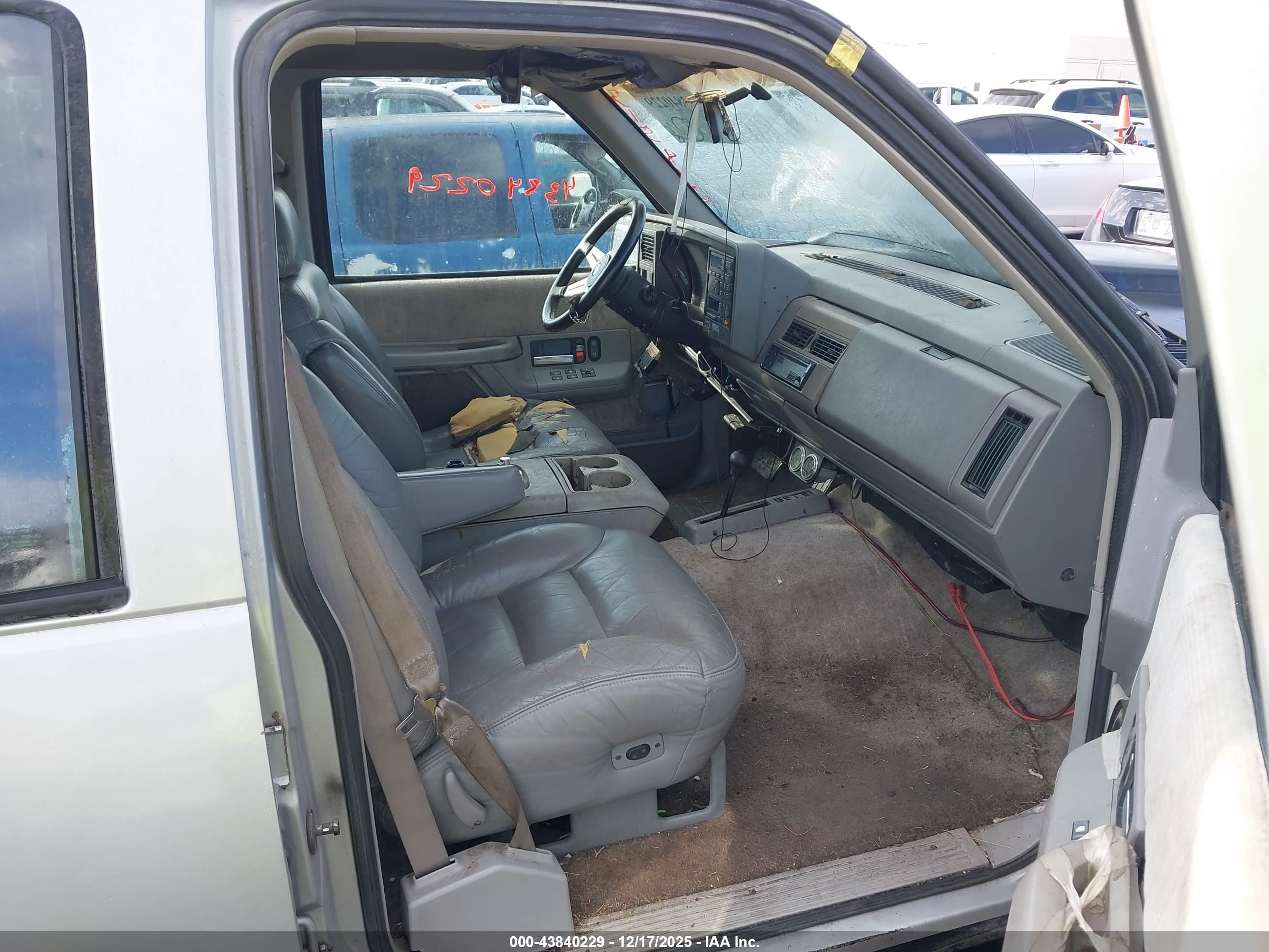 CHEVROLET SUBURBAN image 5