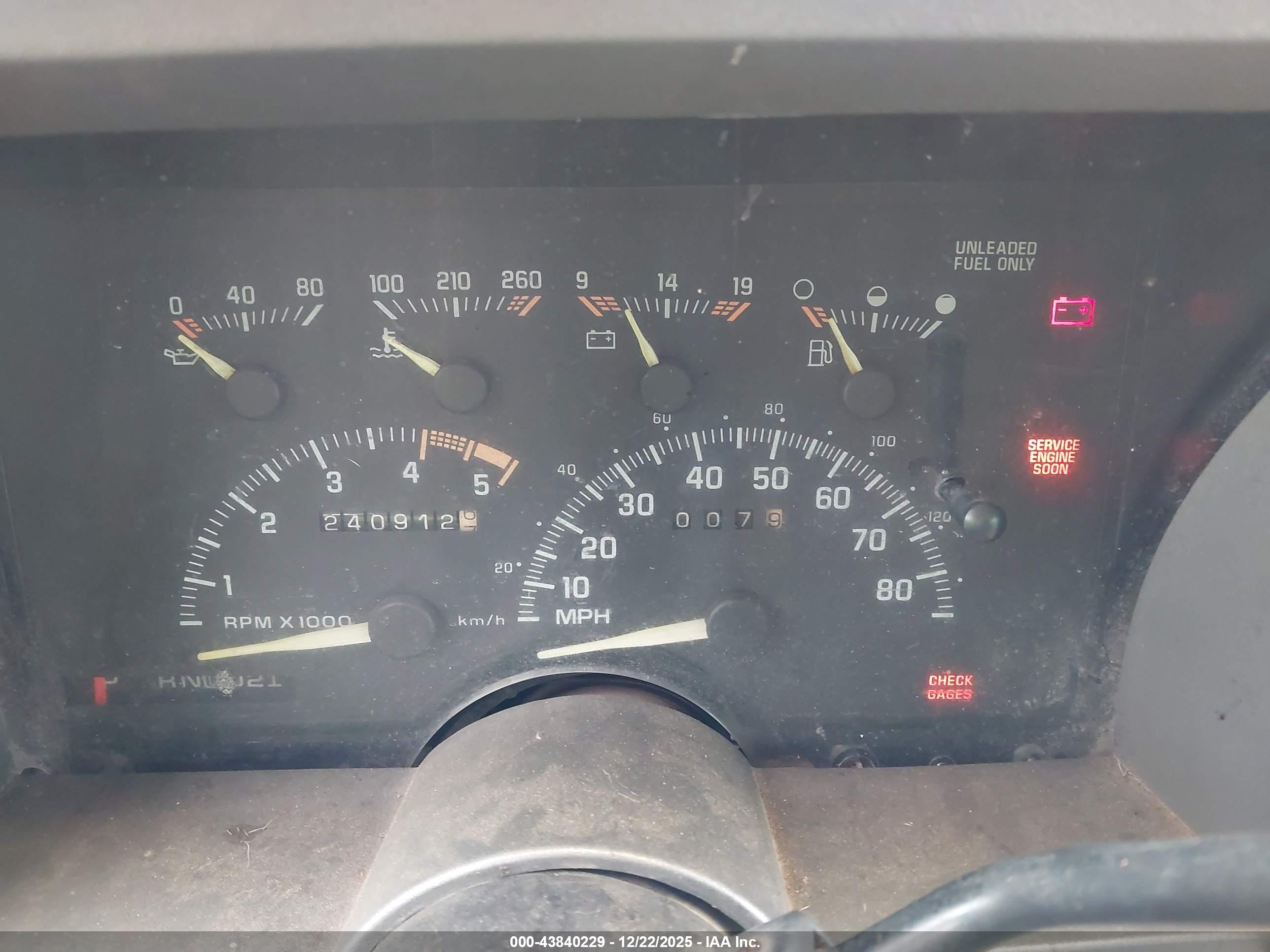 CHEVROLET SUBURBAN image 7