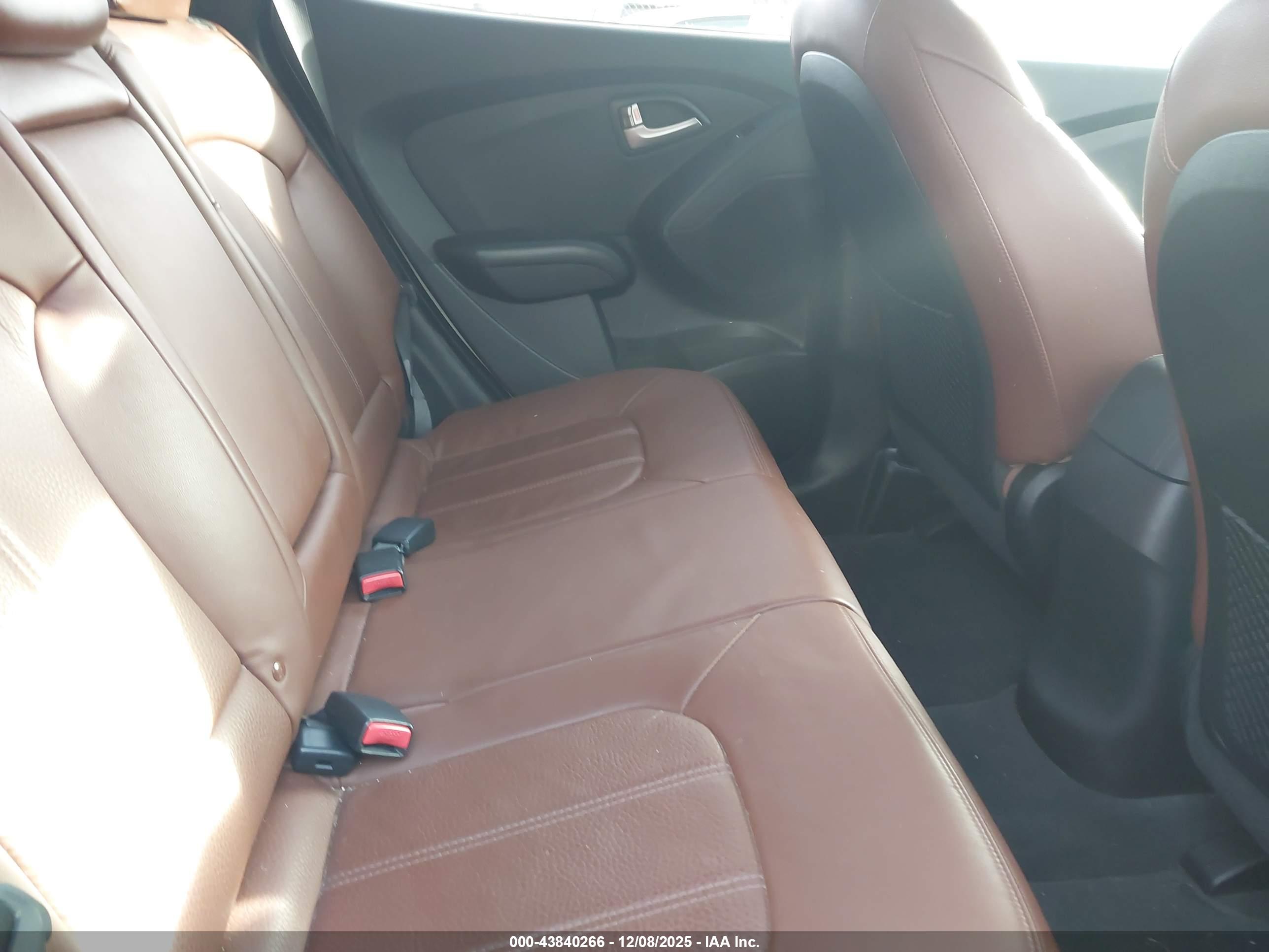 HYUNDAI TUCSON image 8