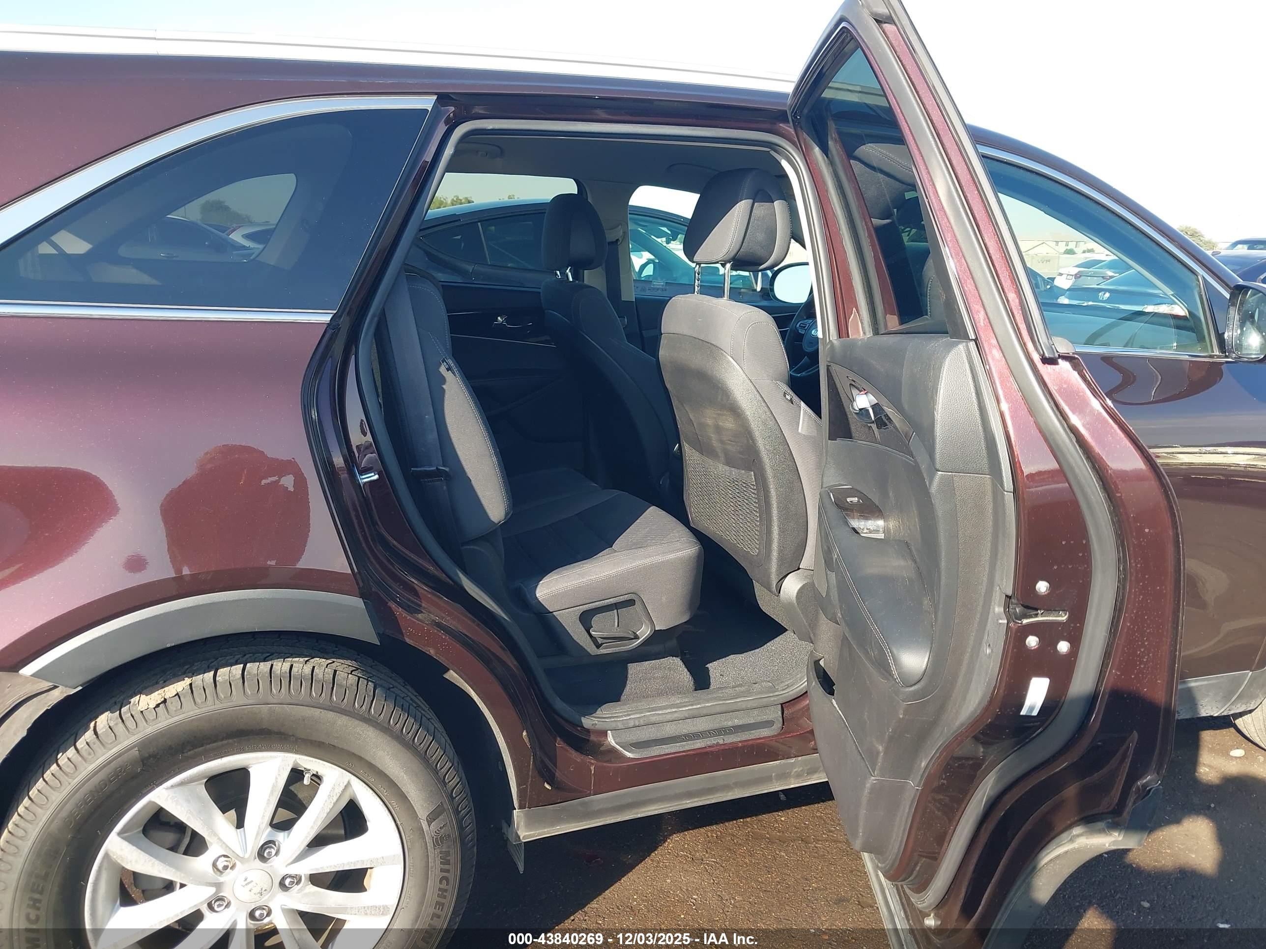 KIA SORENTO image 8