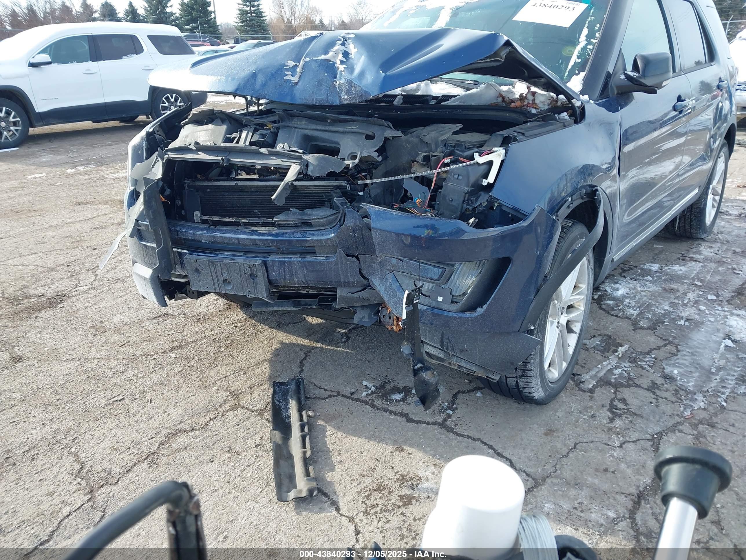 FORD EXPLORER image 6