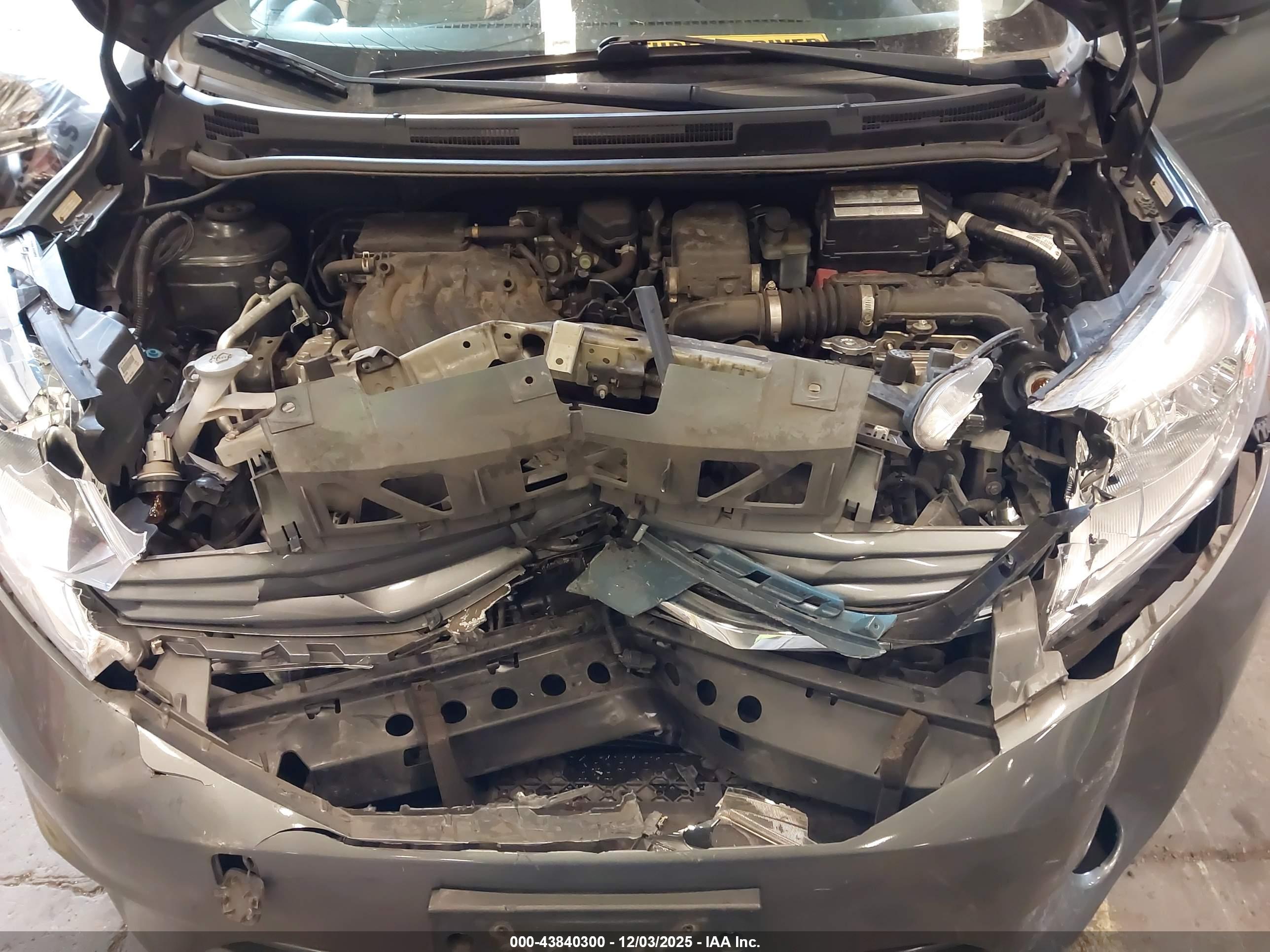 NISSAN VERSA image 10