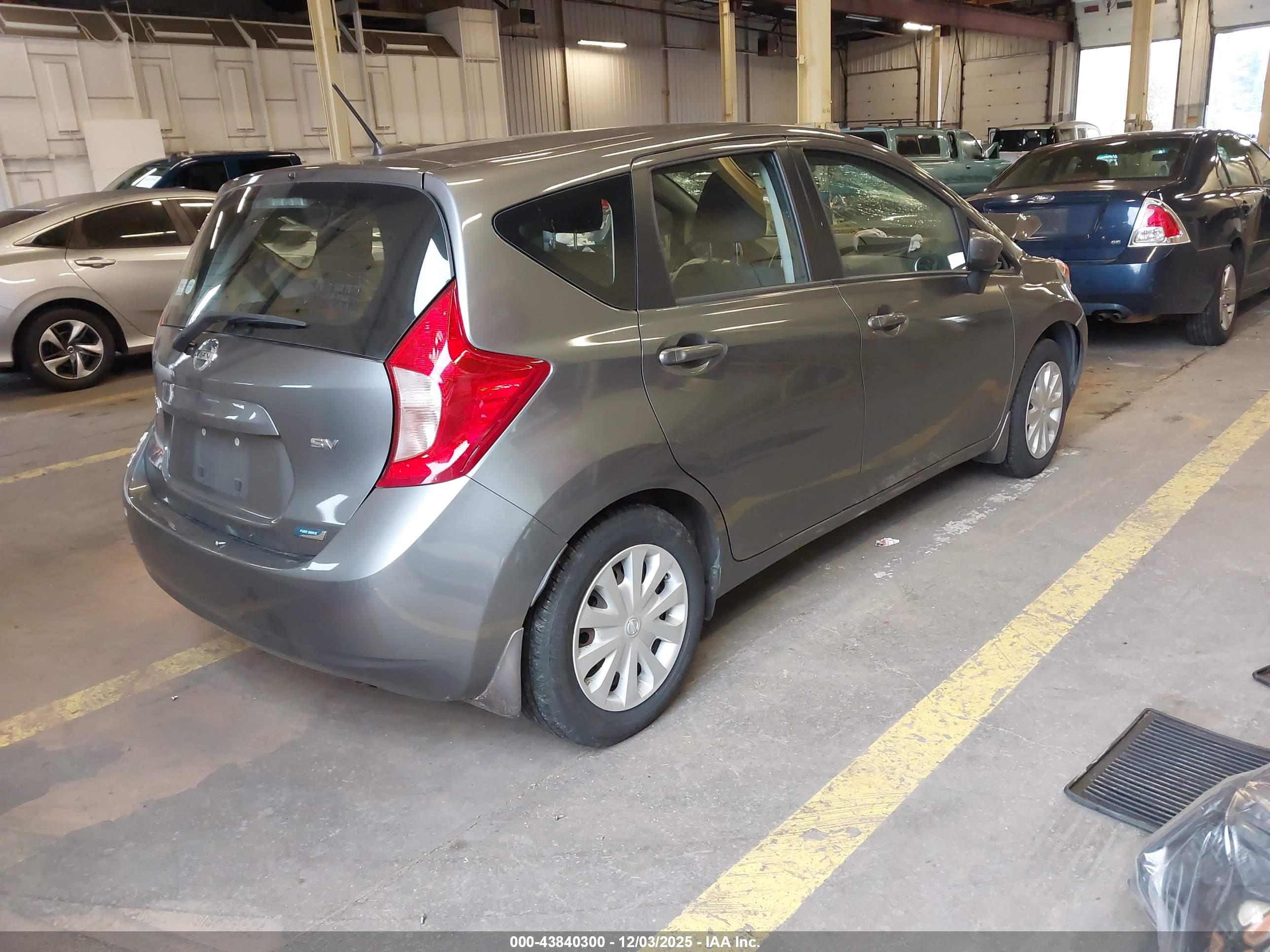 NISSAN VERSA image 4