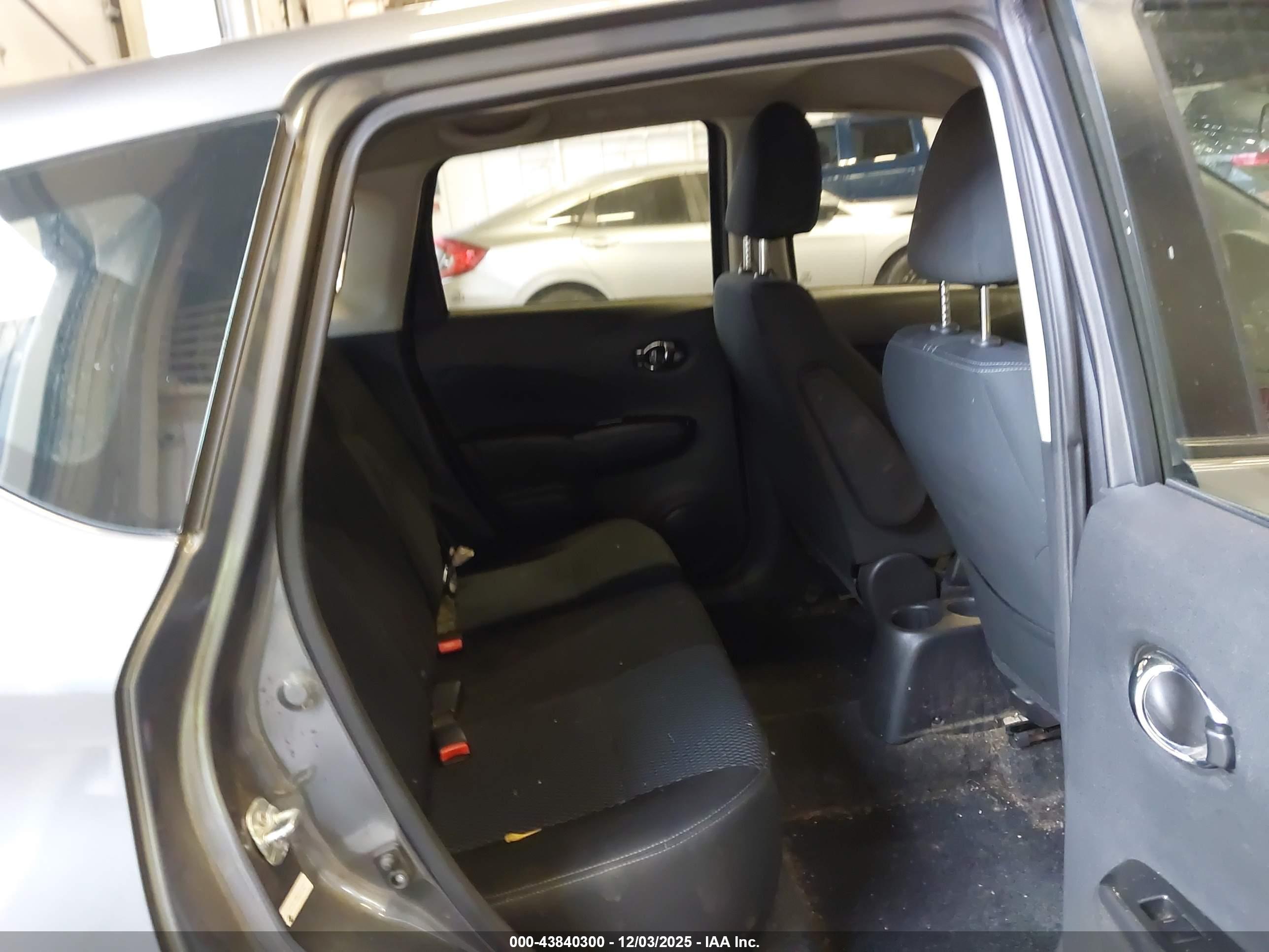 NISSAN VERSA image 8