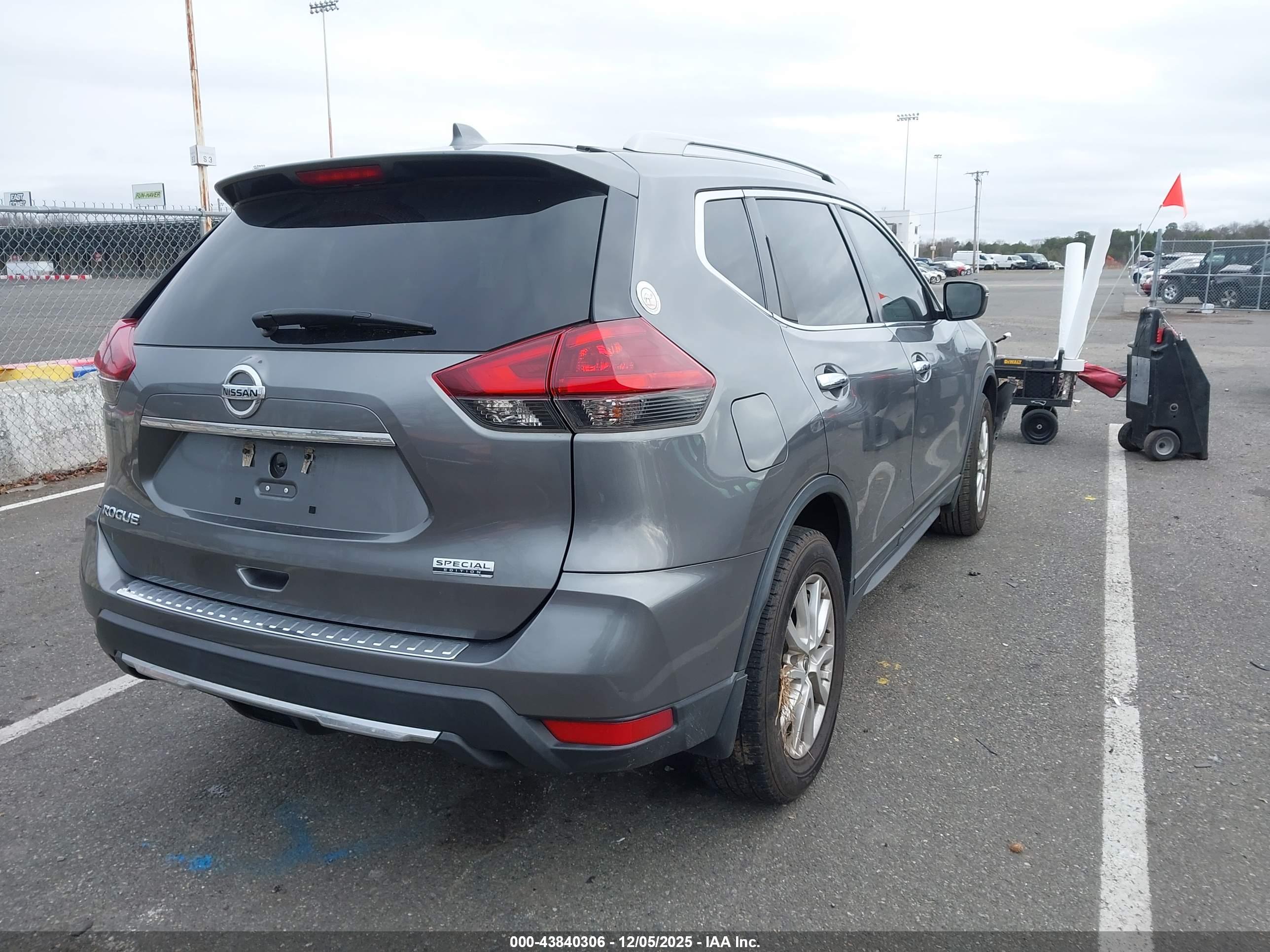 NISSAN ROGUE image 4