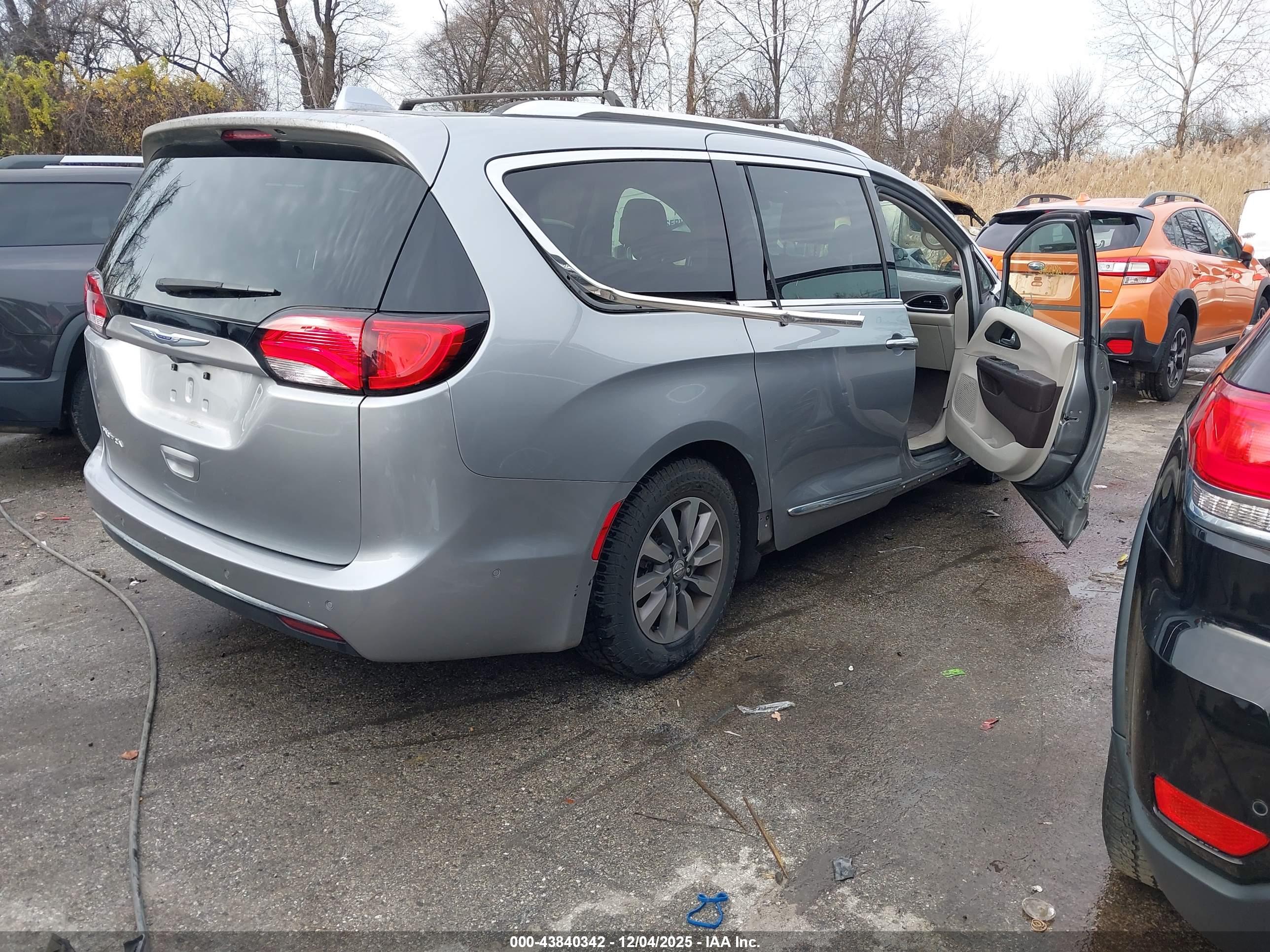 CHRYSLER PACIFICA image 4