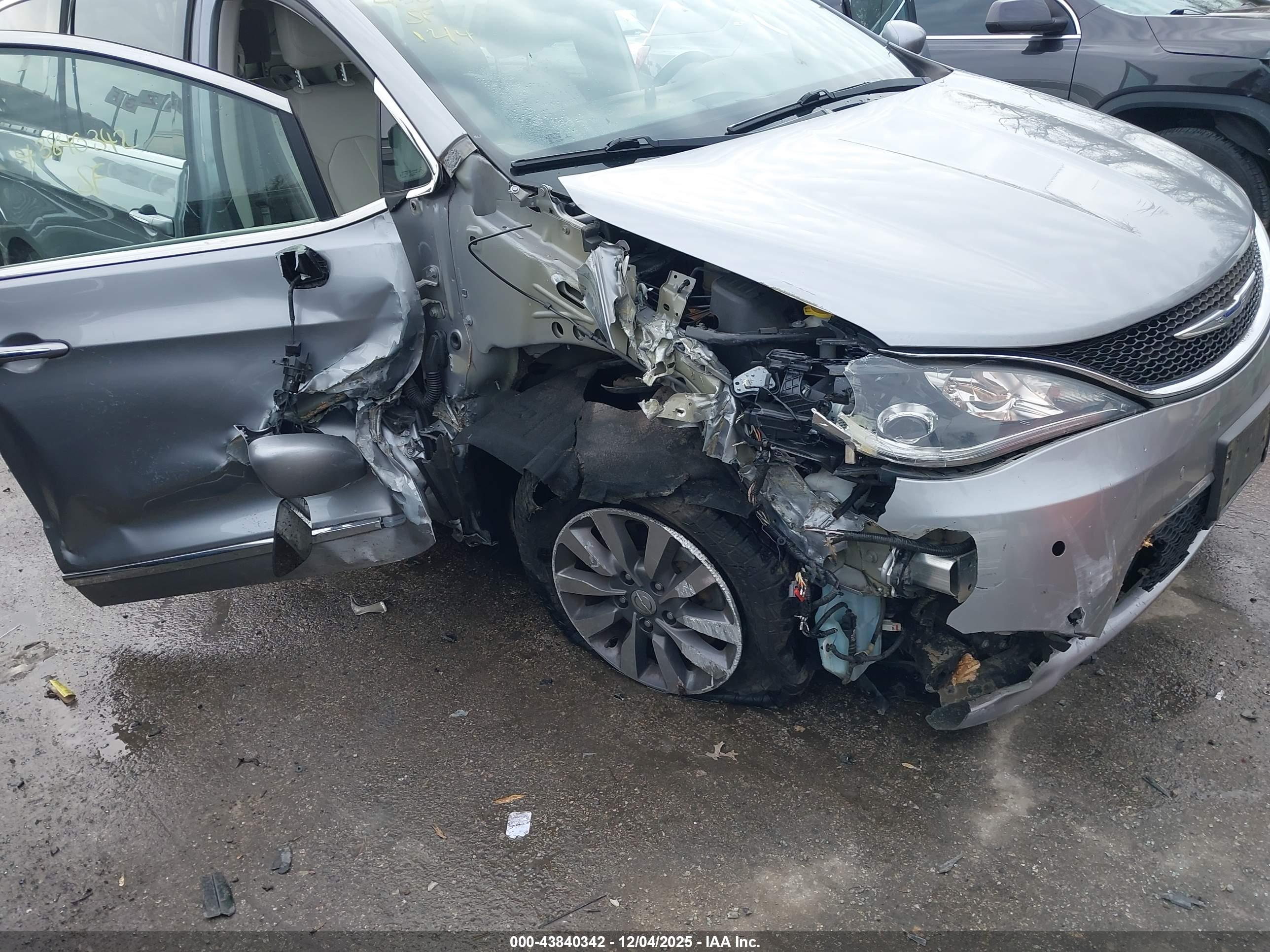 CHRYSLER PACIFICA image 6