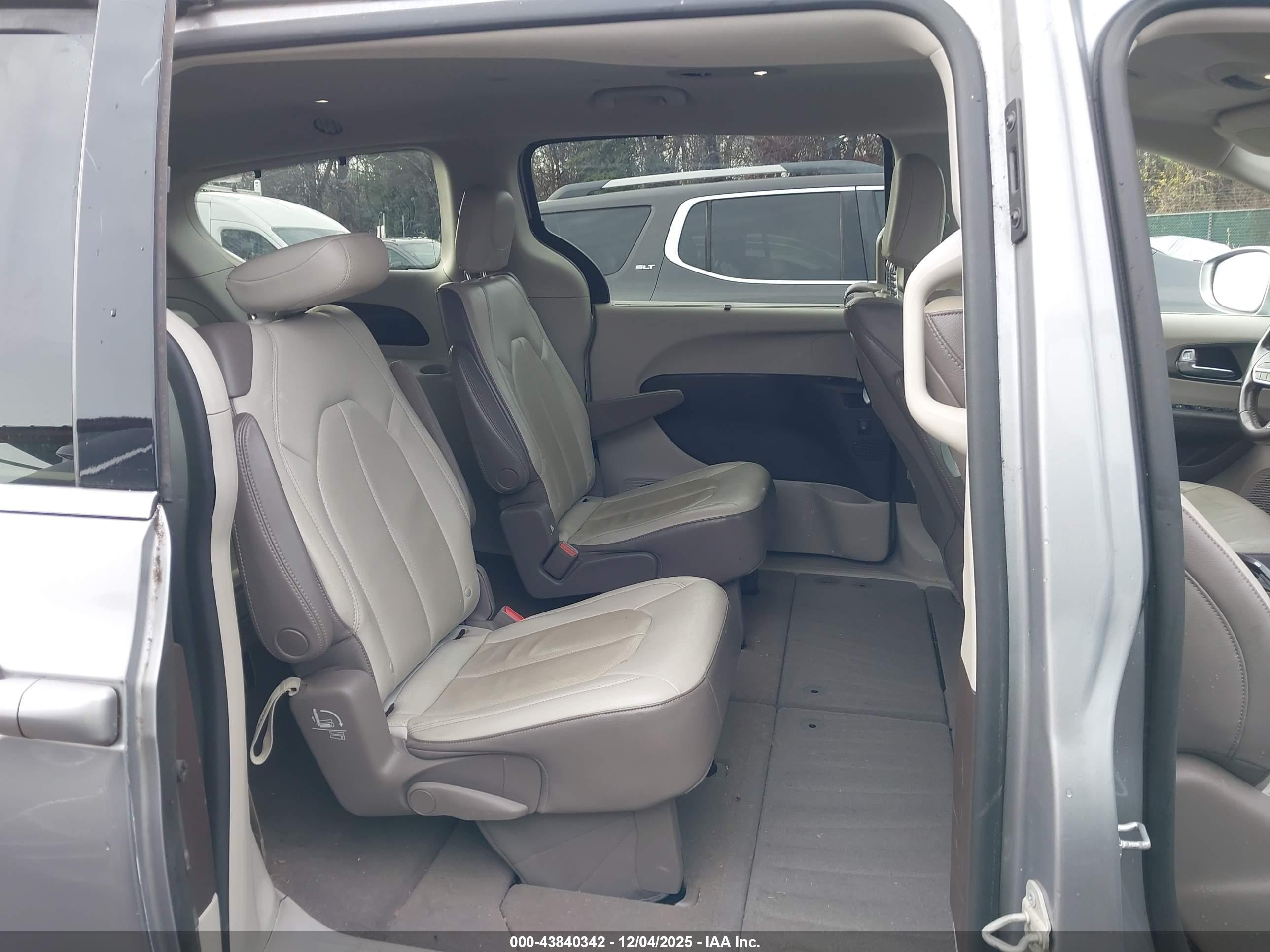 CHRYSLER PACIFICA image 8