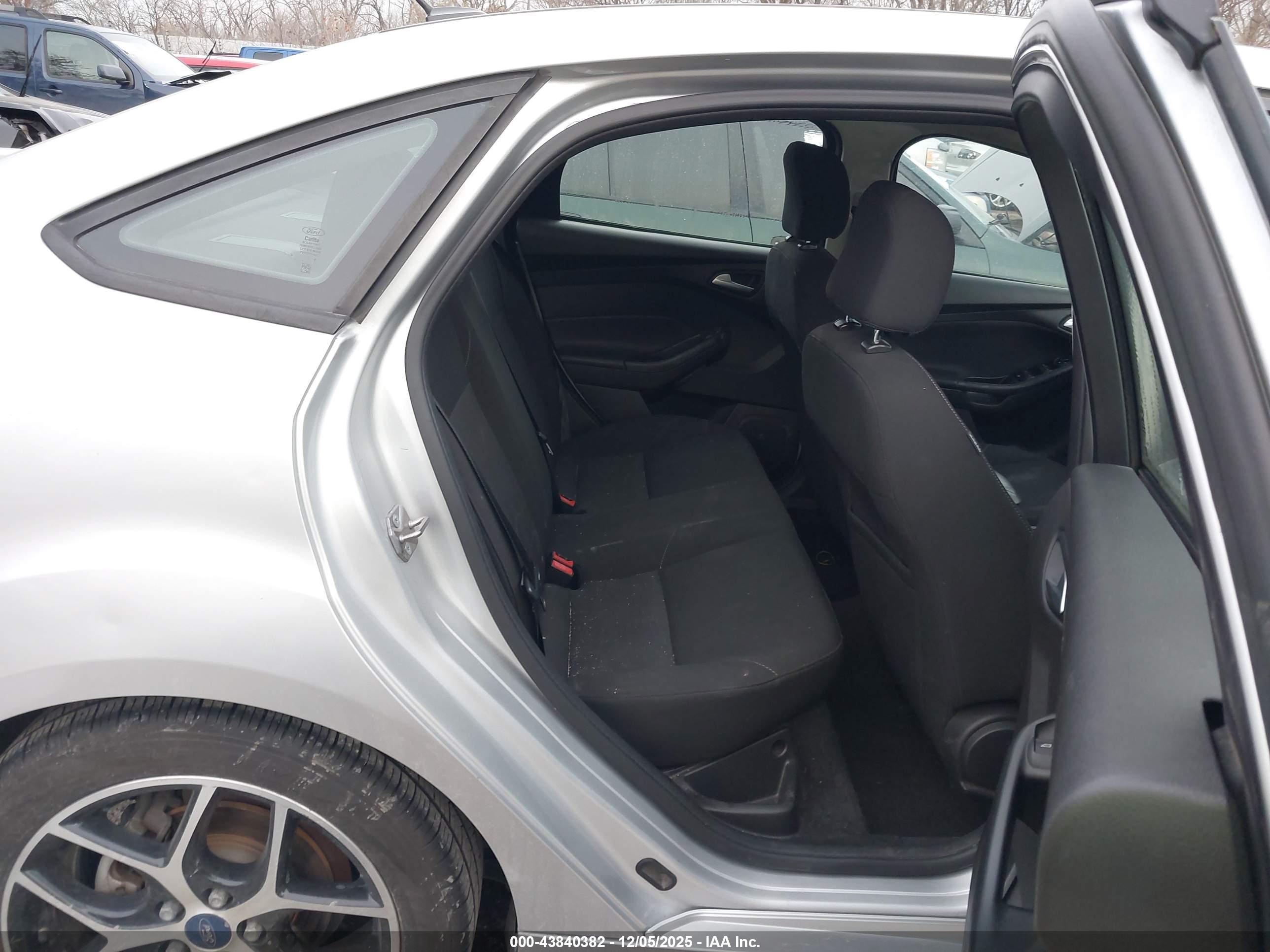 FORD FOCUS image 8