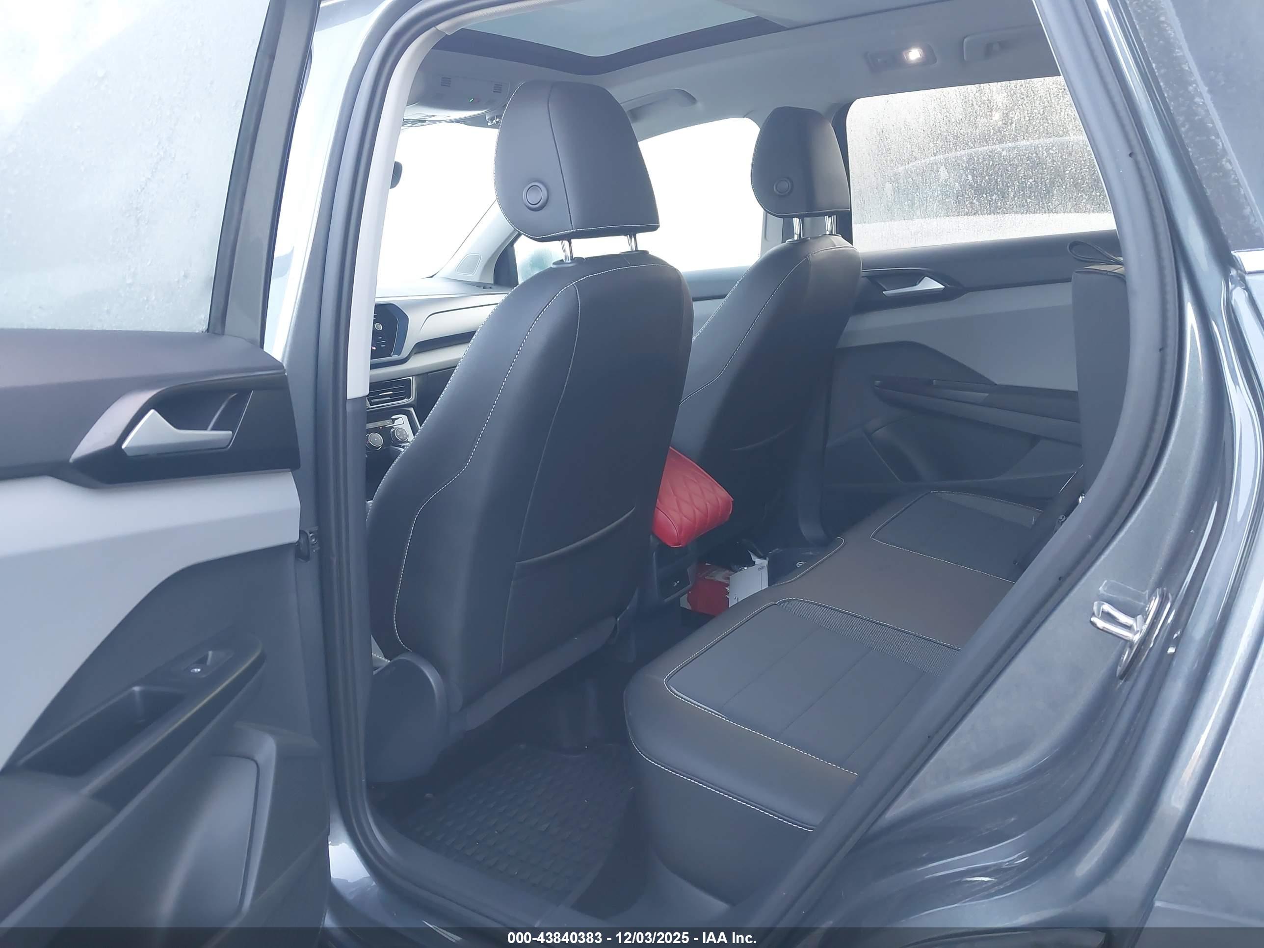 VOLKSWAGEN TAOS image 8