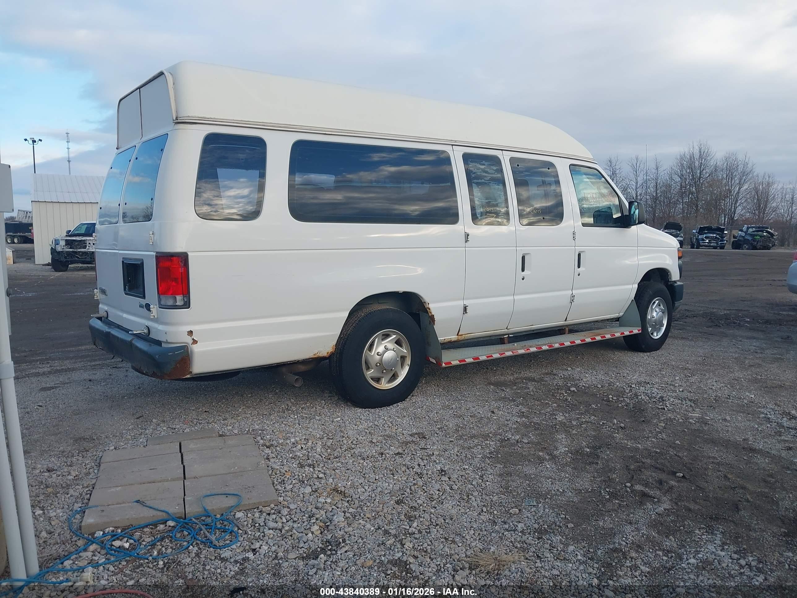FORD E-250 image 4
