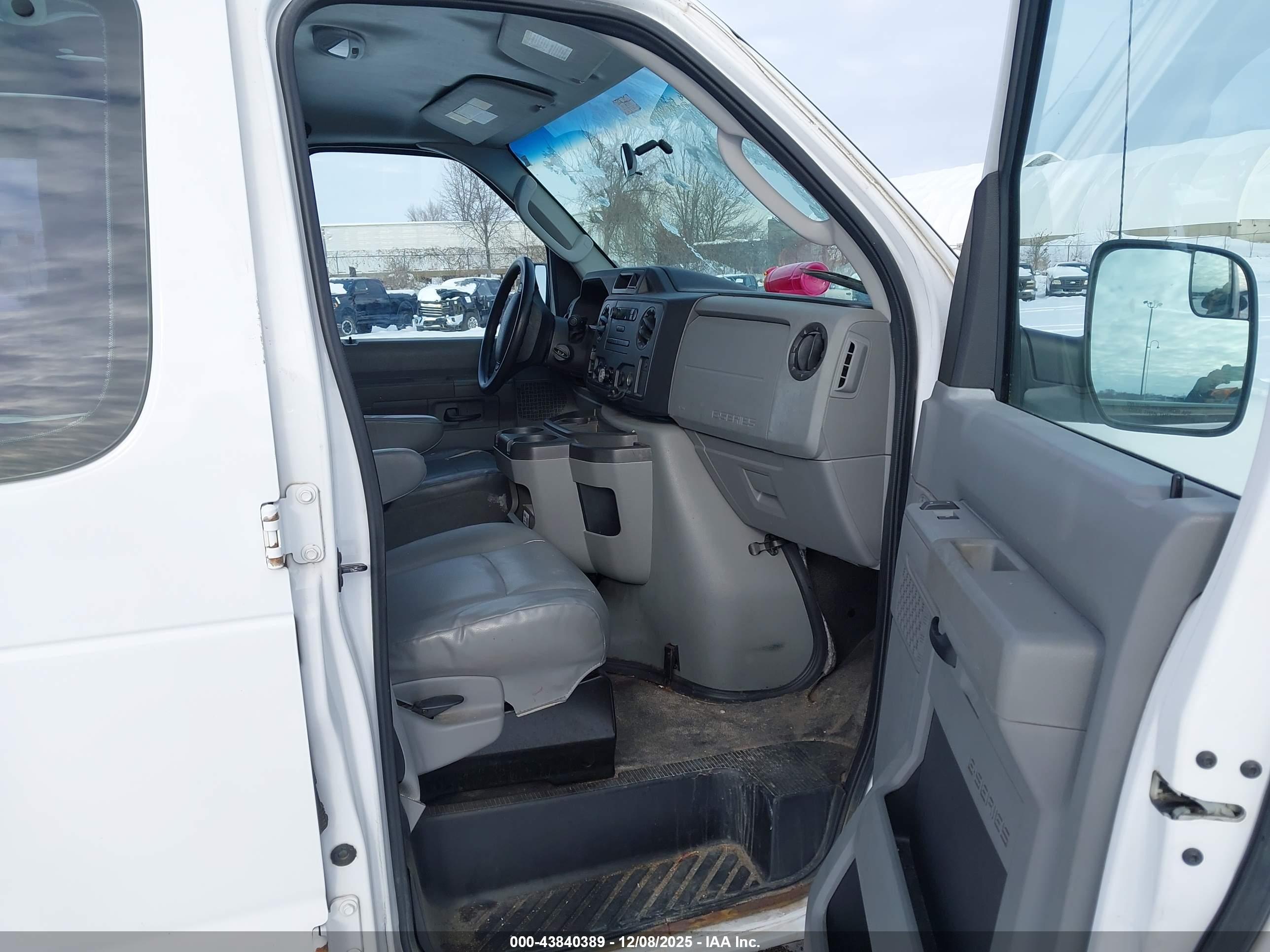 FORD E-250 image 5
