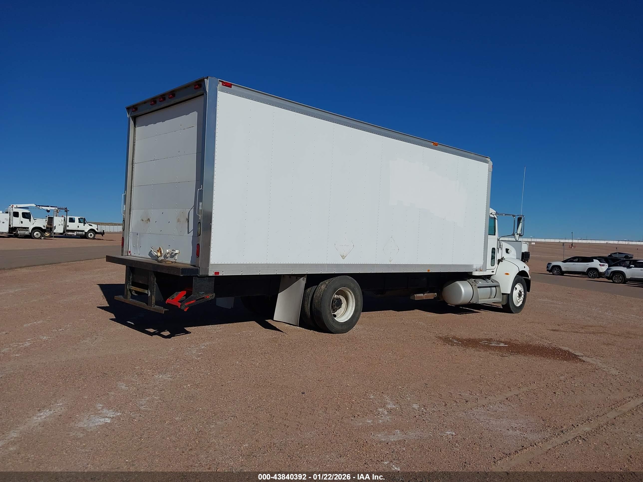 PETERBILT 335 image 4