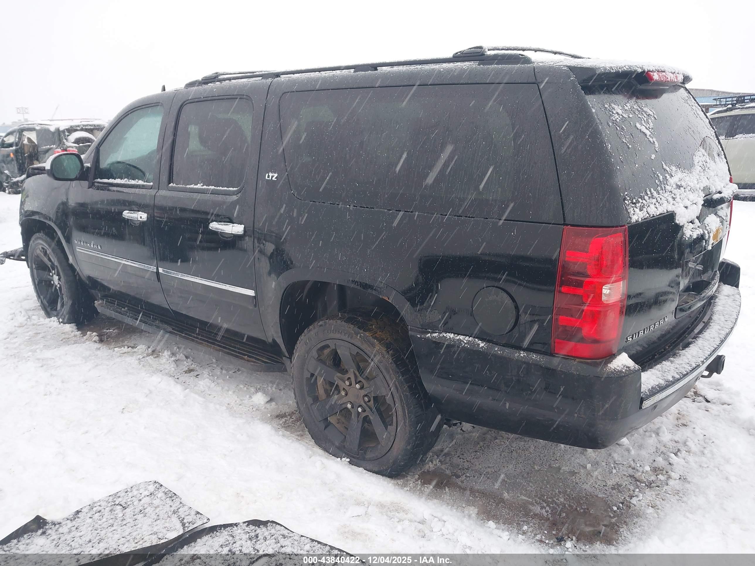 CHEVROLET SUBURBAN image 3