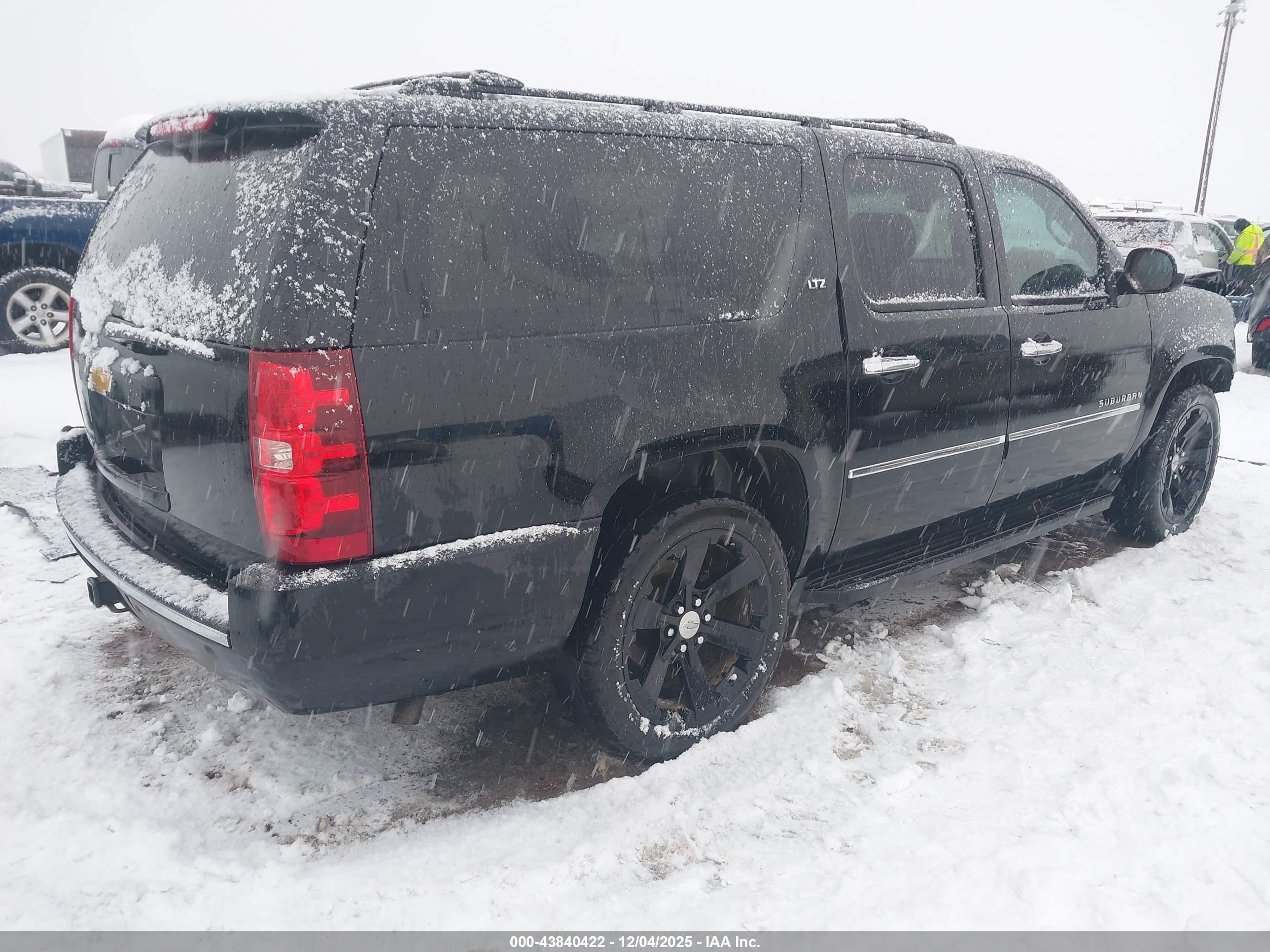 CHEVROLET SUBURBAN image 4