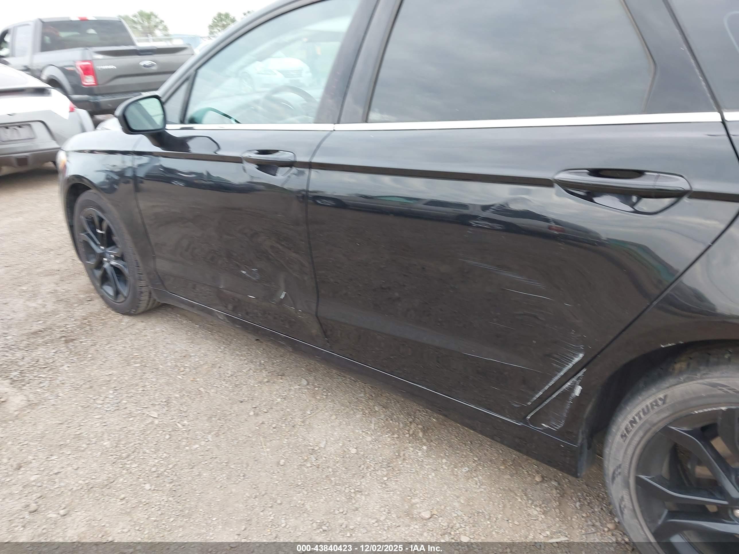 FORD FUSION image 6