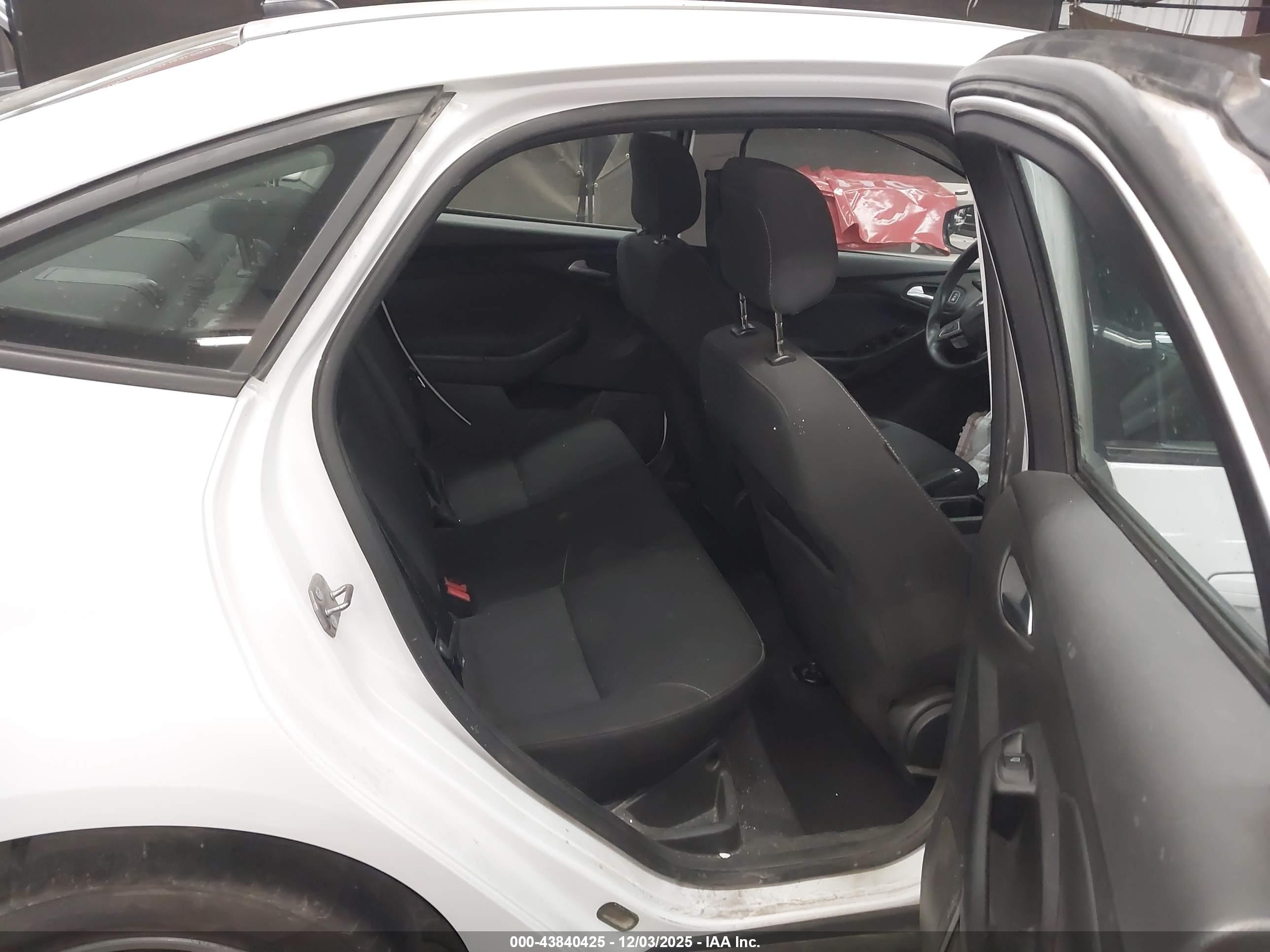 FORD FOCUS image 8