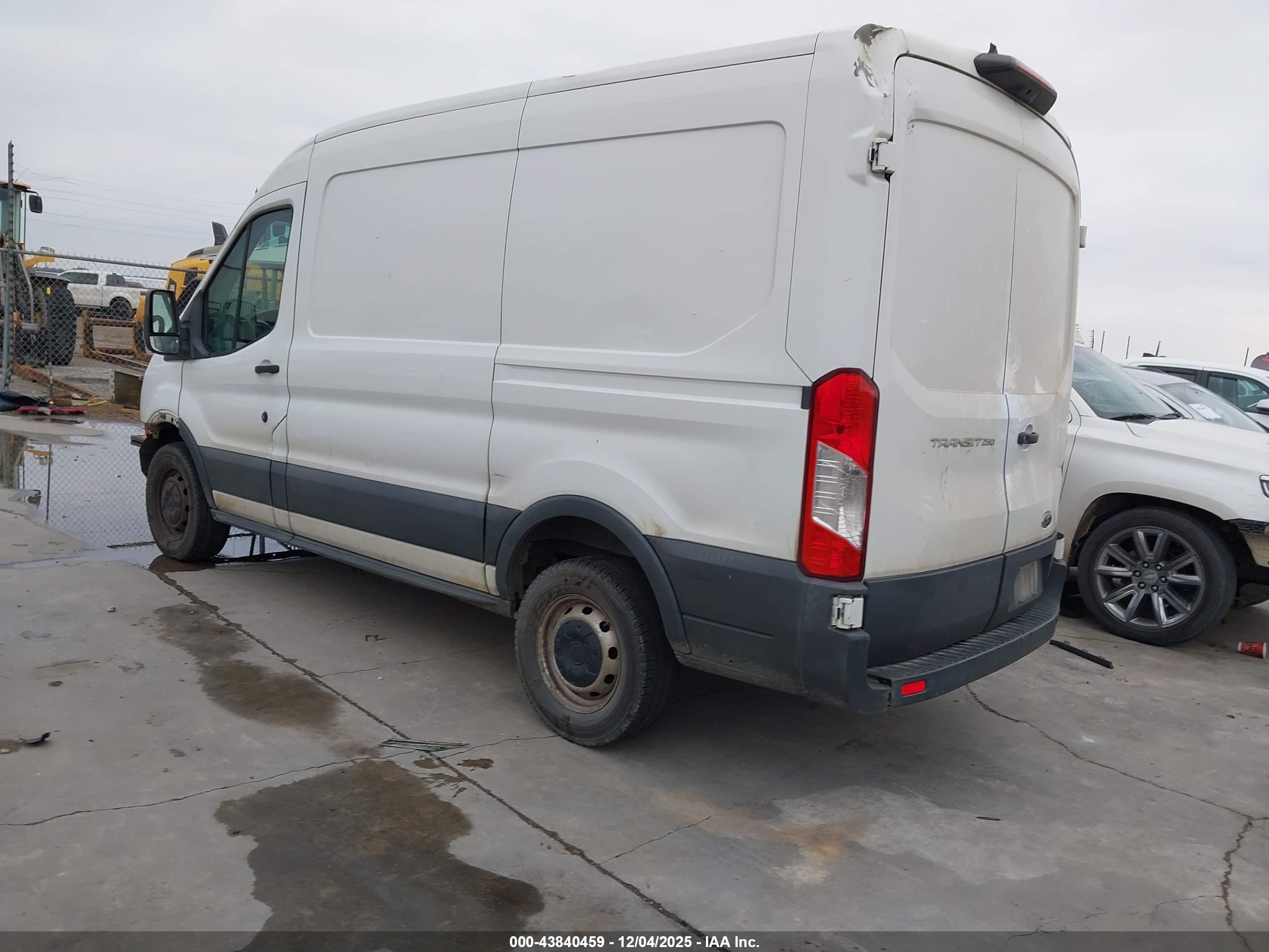FORD TRANSIT-250 image 3