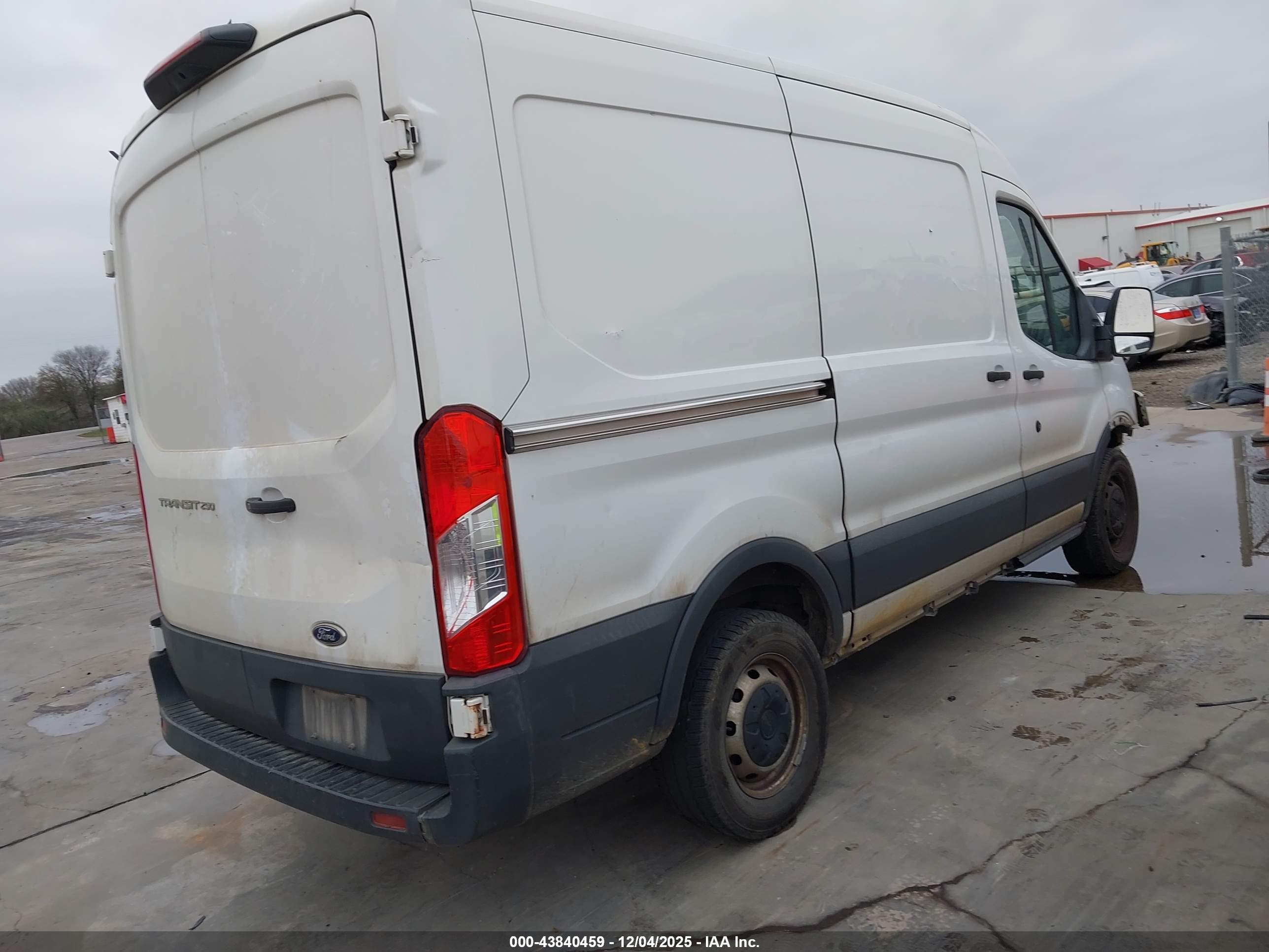 FORD TRANSIT-250 image 4