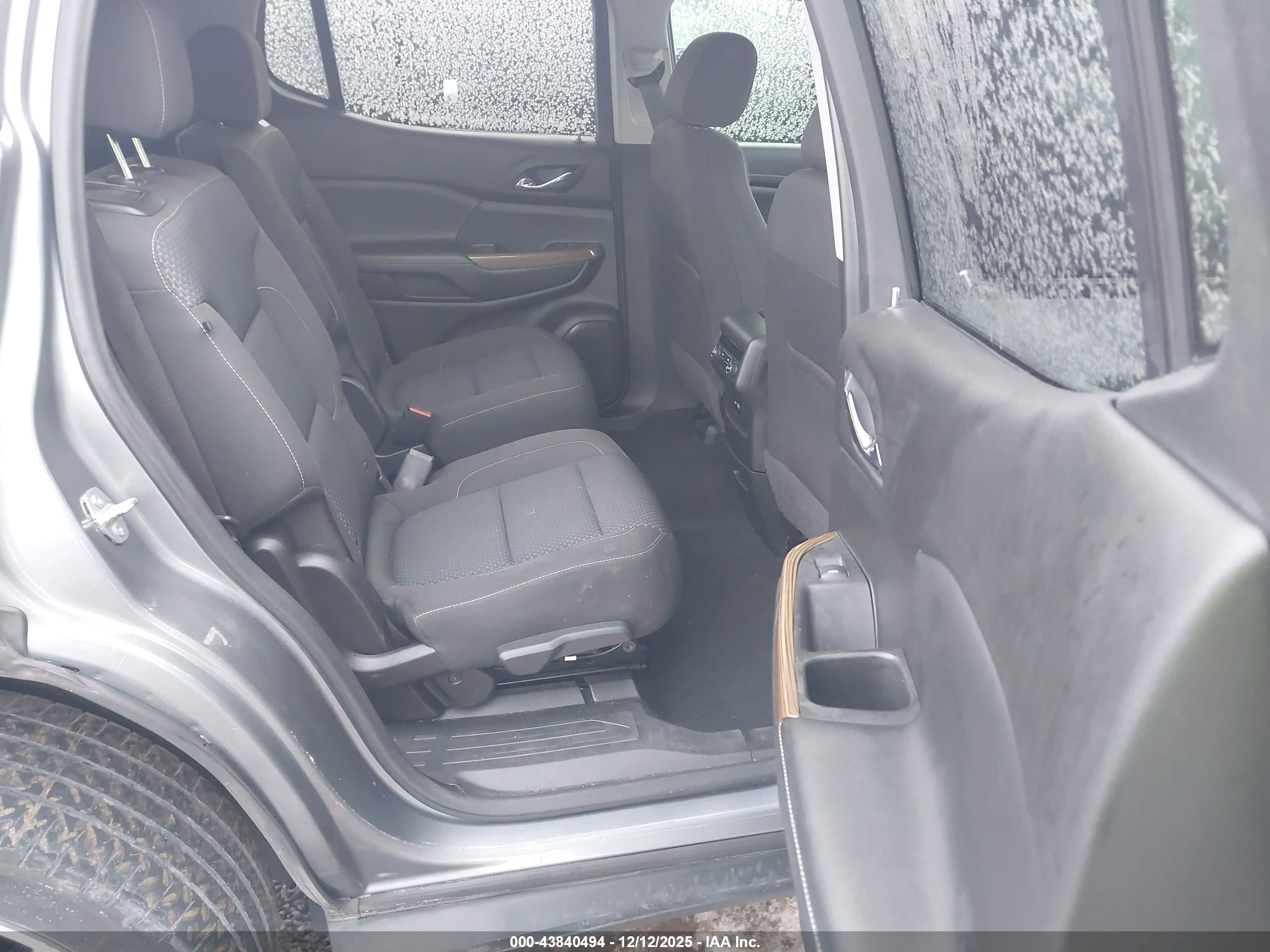 GMC ACADIA image 8