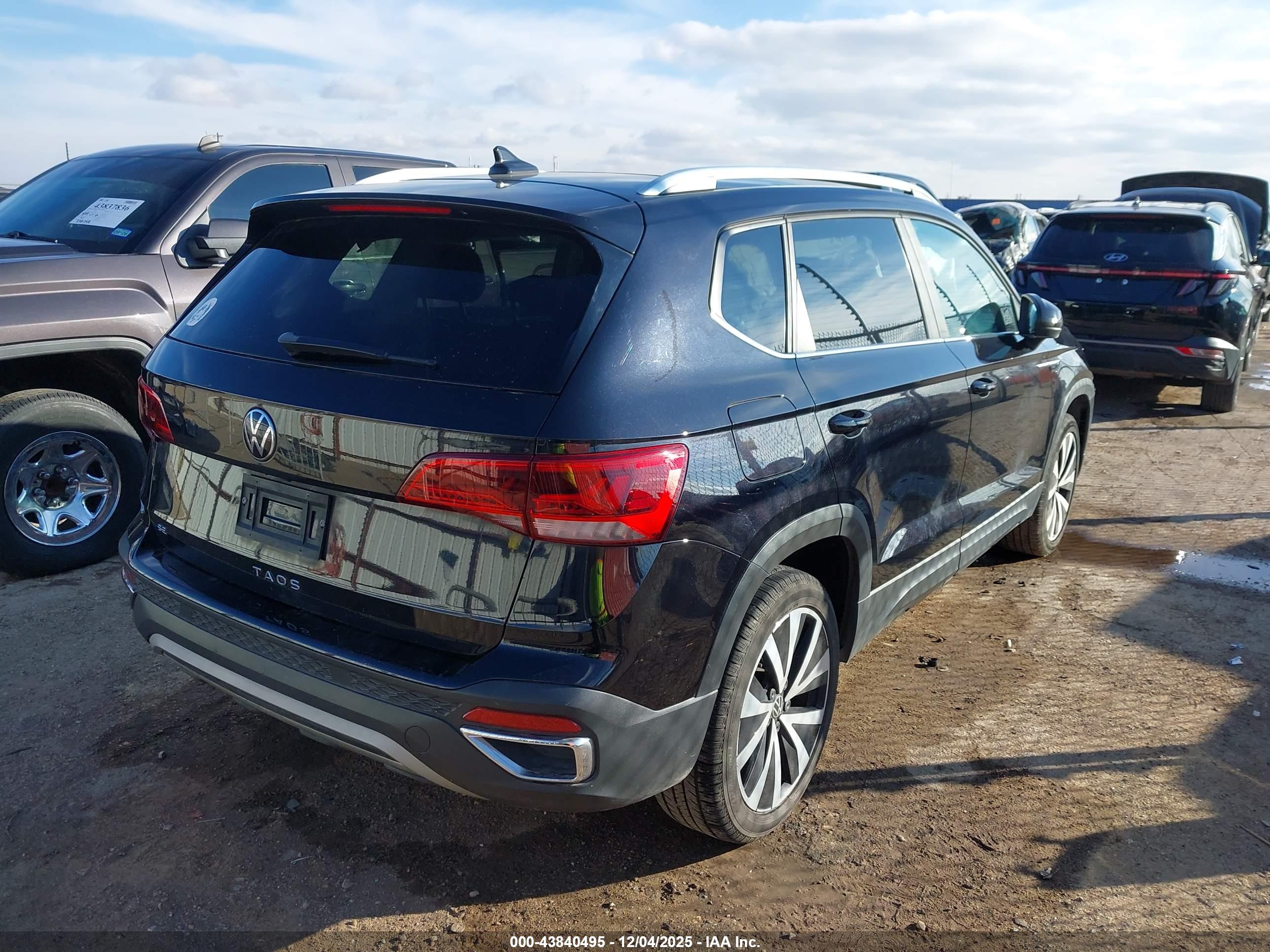 VOLKSWAGEN TAOS image 4