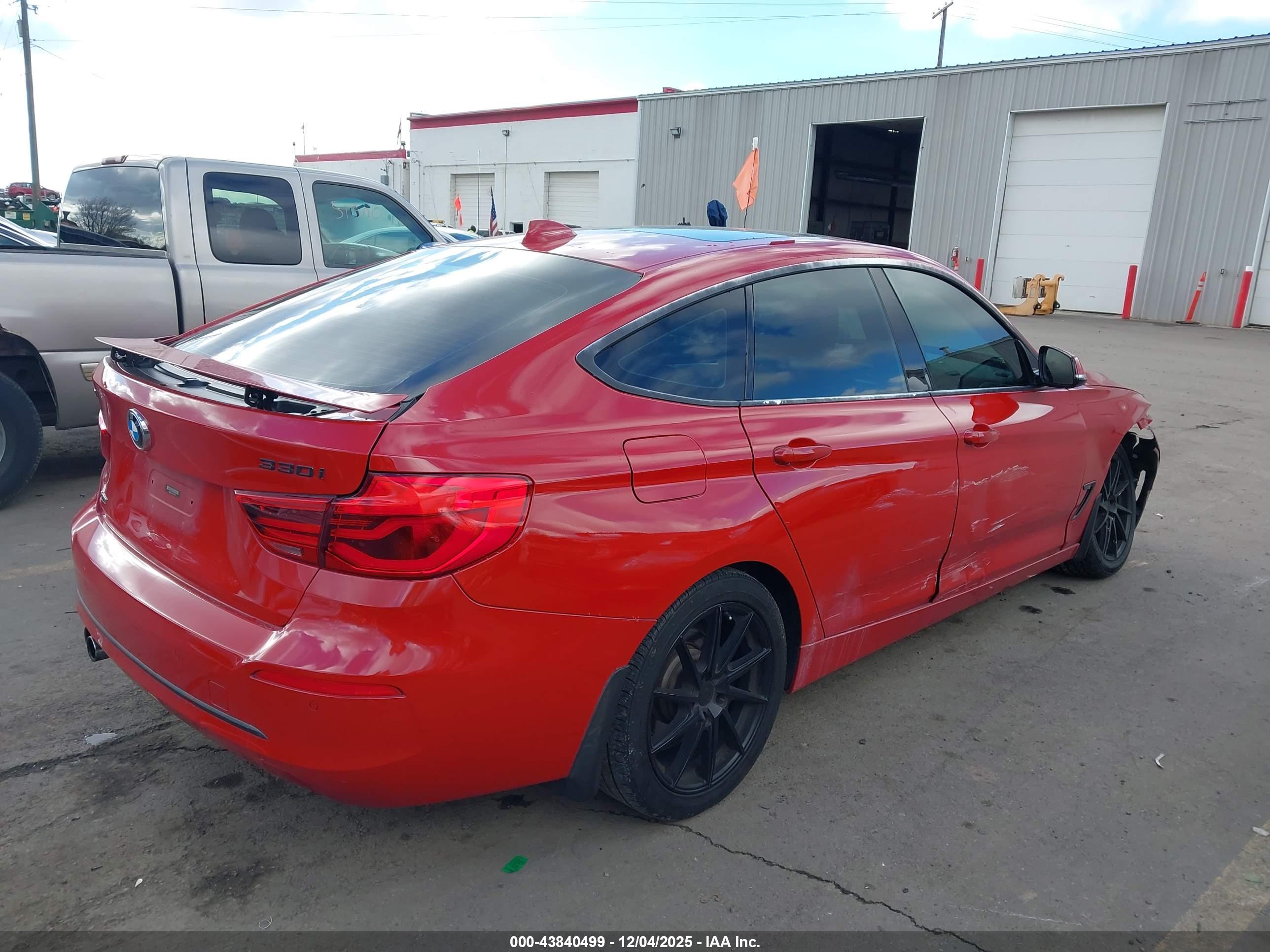 BMW 330I image 4