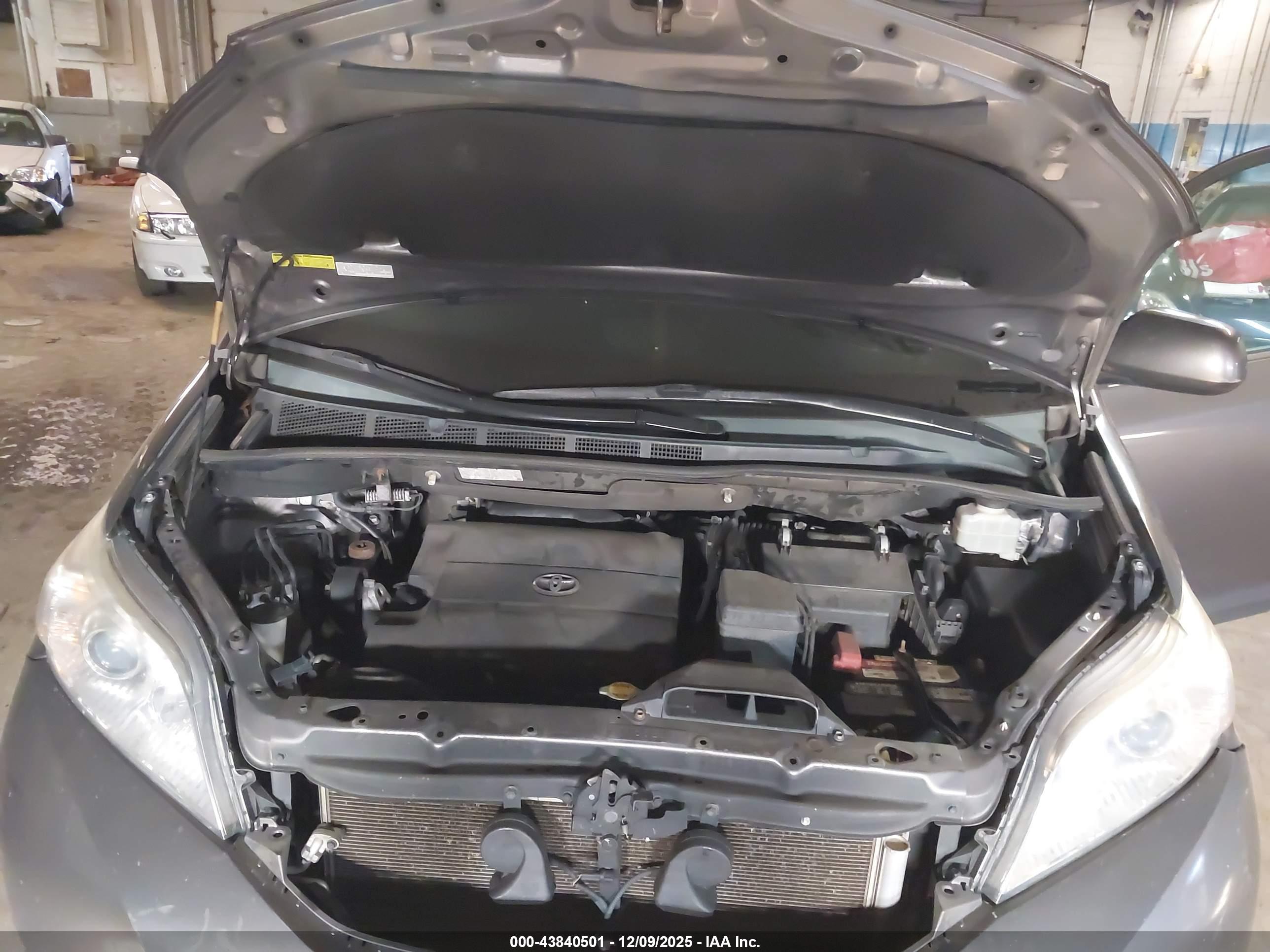 TOYOTA SIENNA image 10