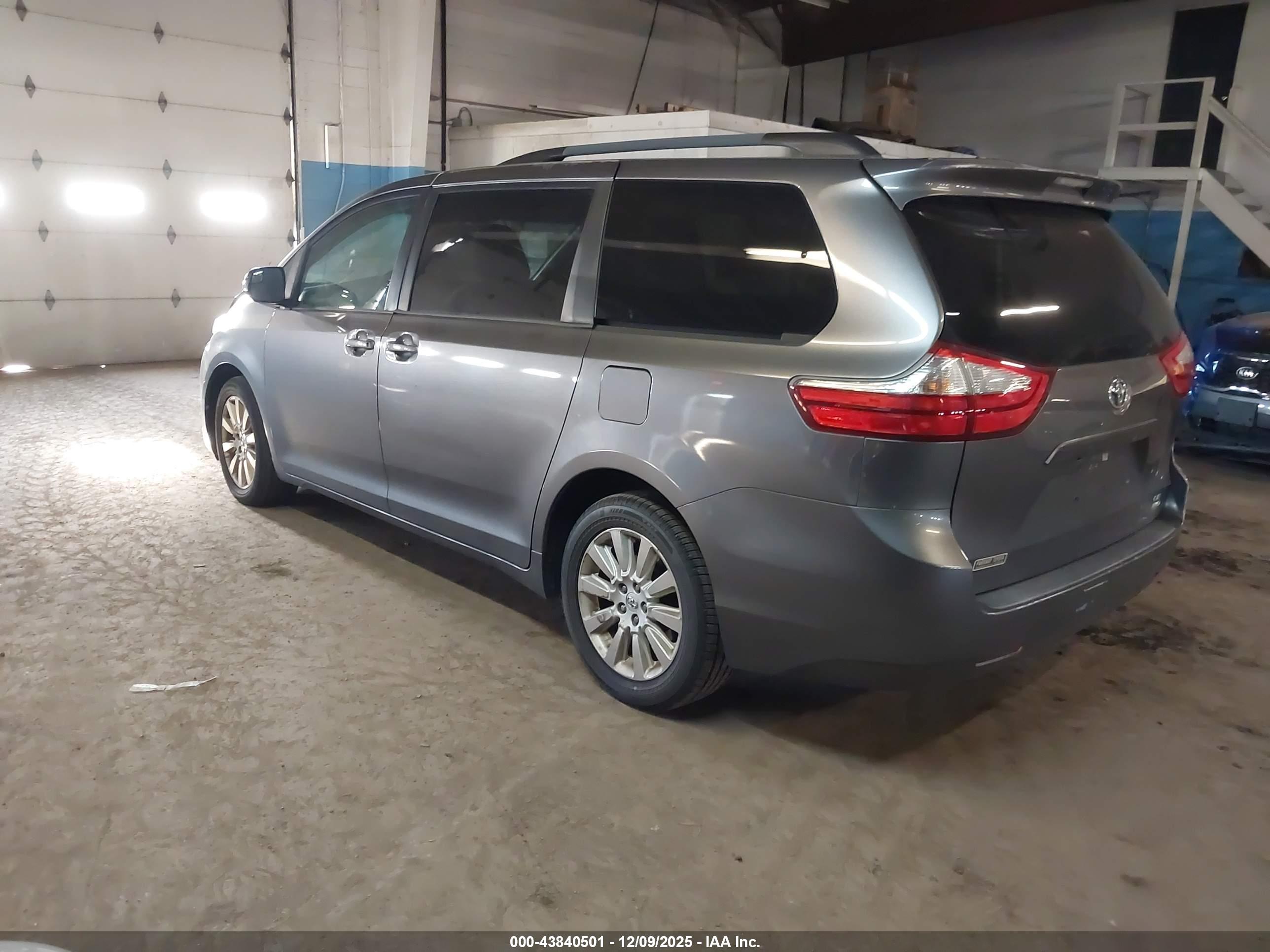 TOYOTA SIENNA image 3