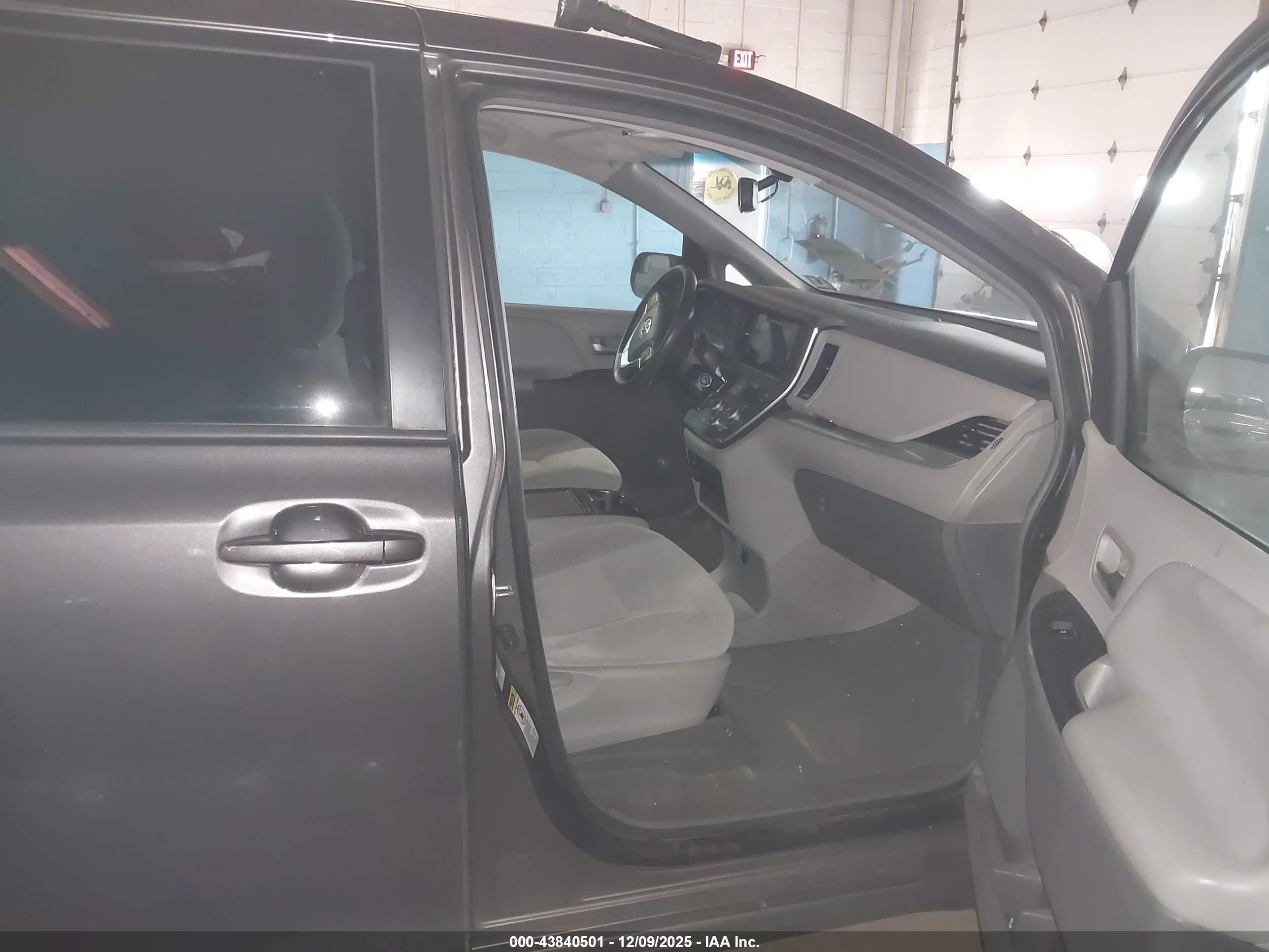 TOYOTA SIENNA image 5