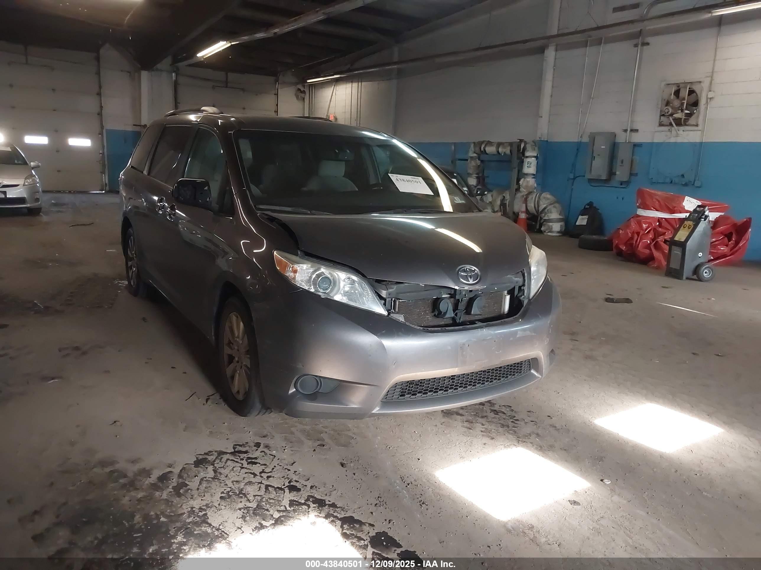 TOYOTA SIENNA image 6