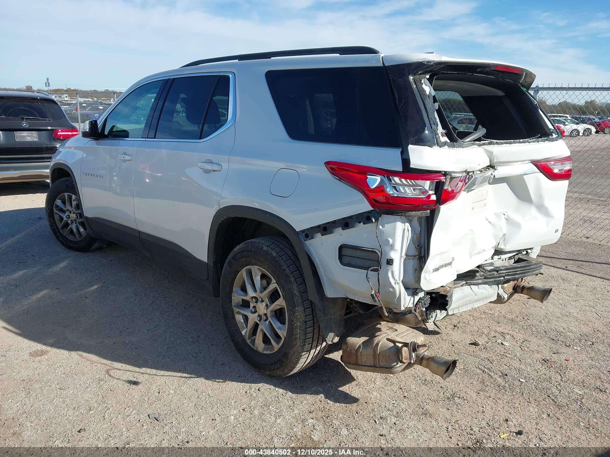 CHEVROLET TRAVERSE image 3