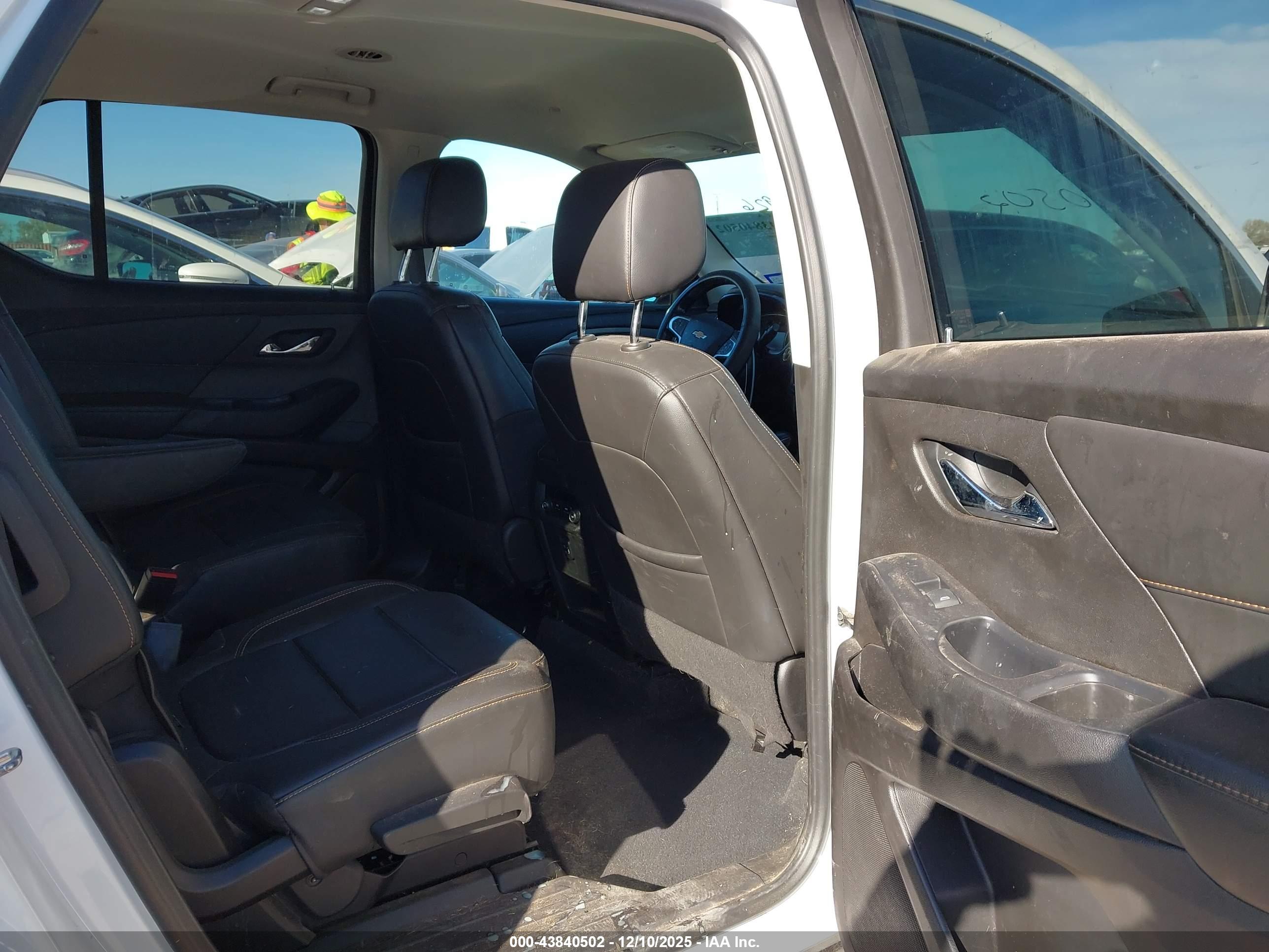 CHEVROLET TRAVERSE image 8