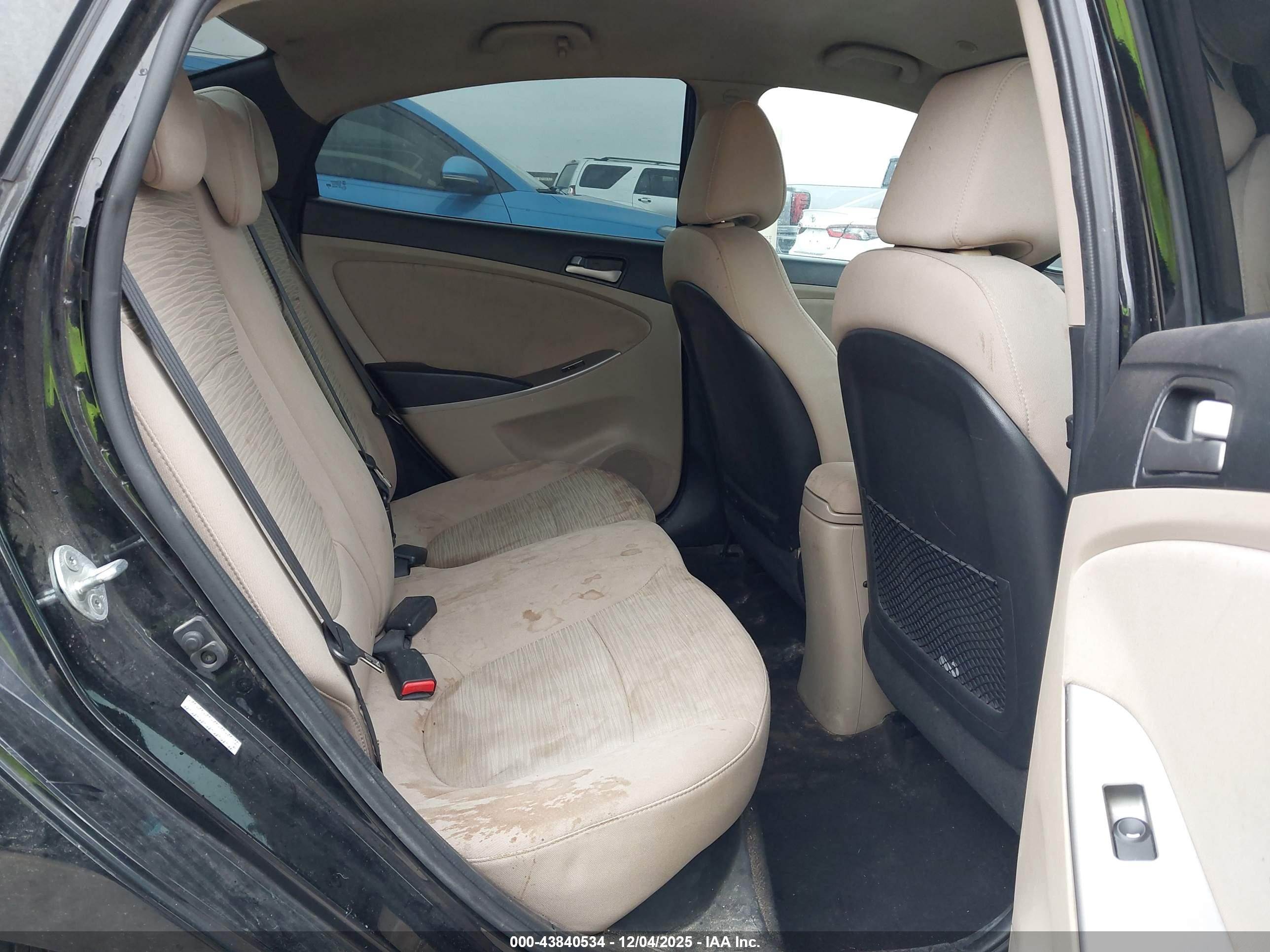 HYUNDAI ACCENT image 8
