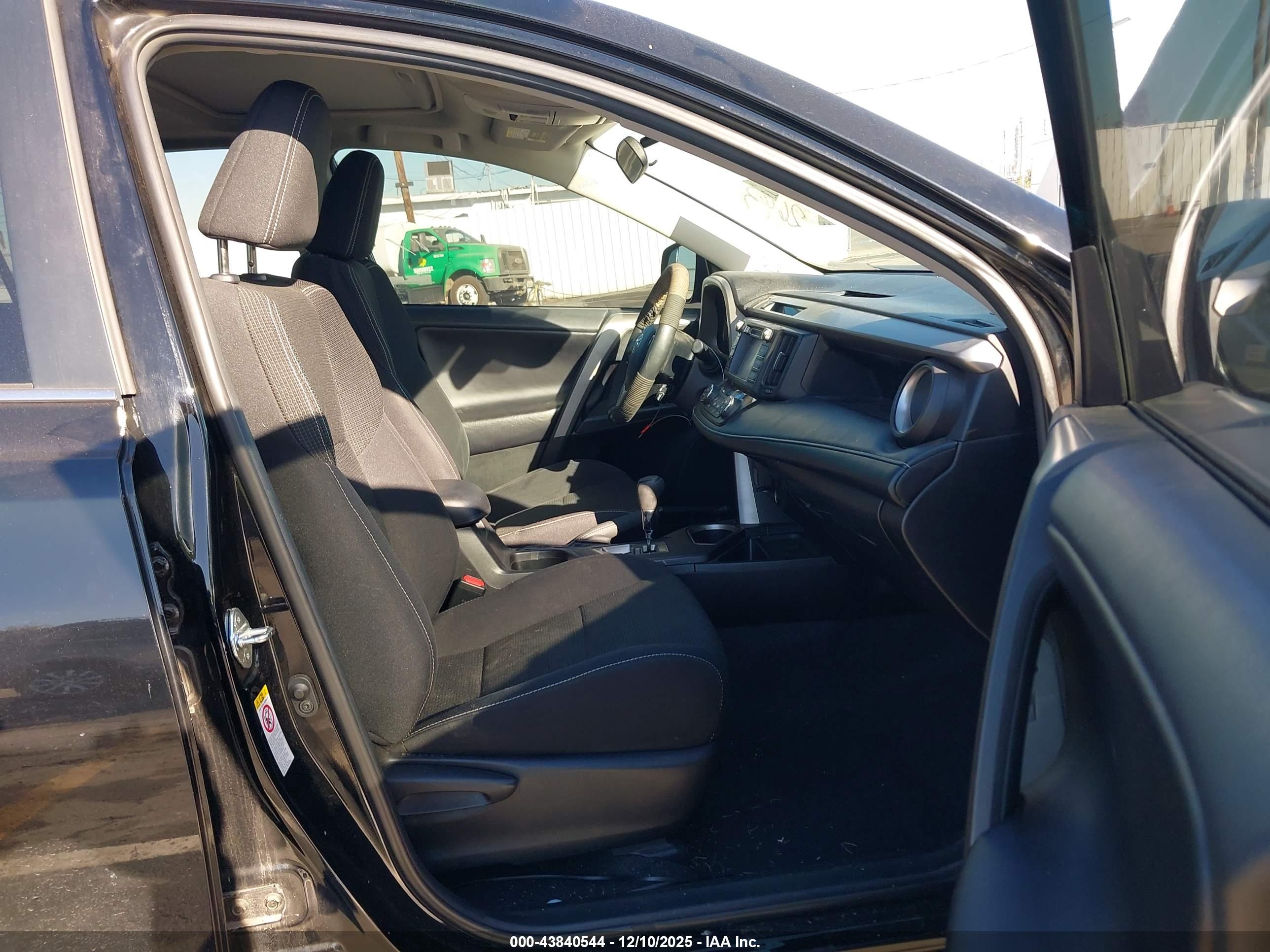 TOYOTA RAV4 image 5