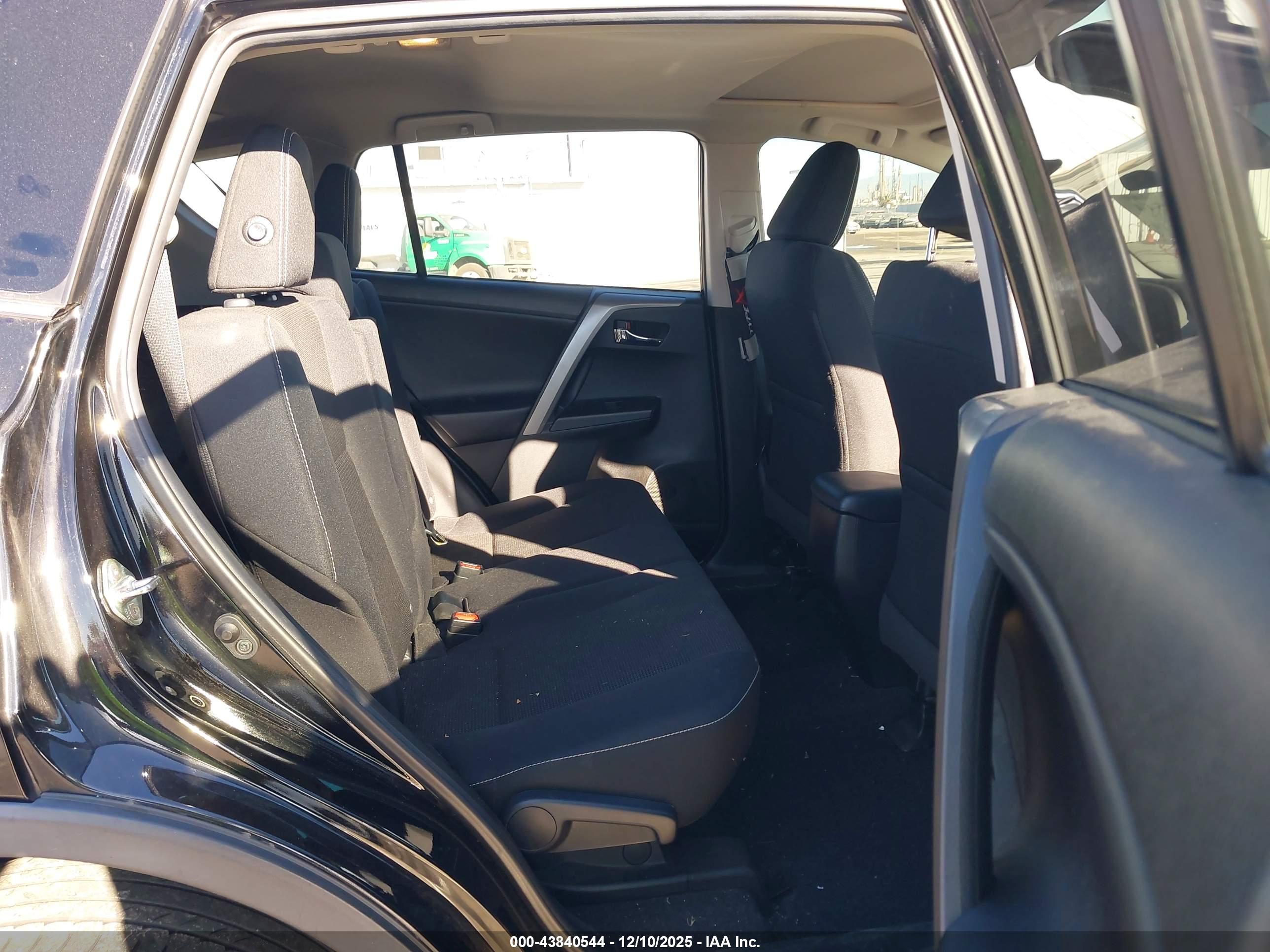 TOYOTA RAV4 image 8