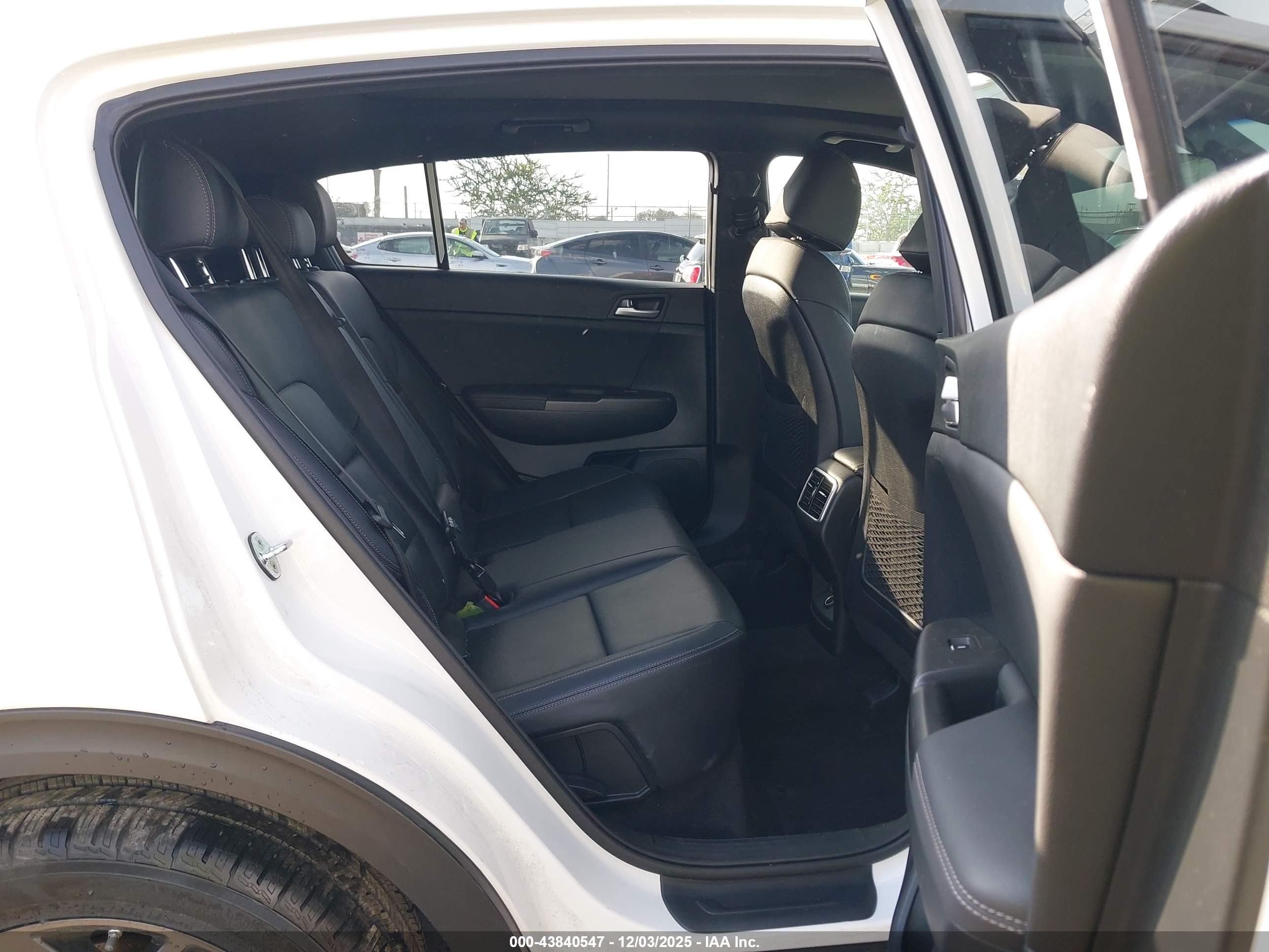 KIA SPORTAGE image 8