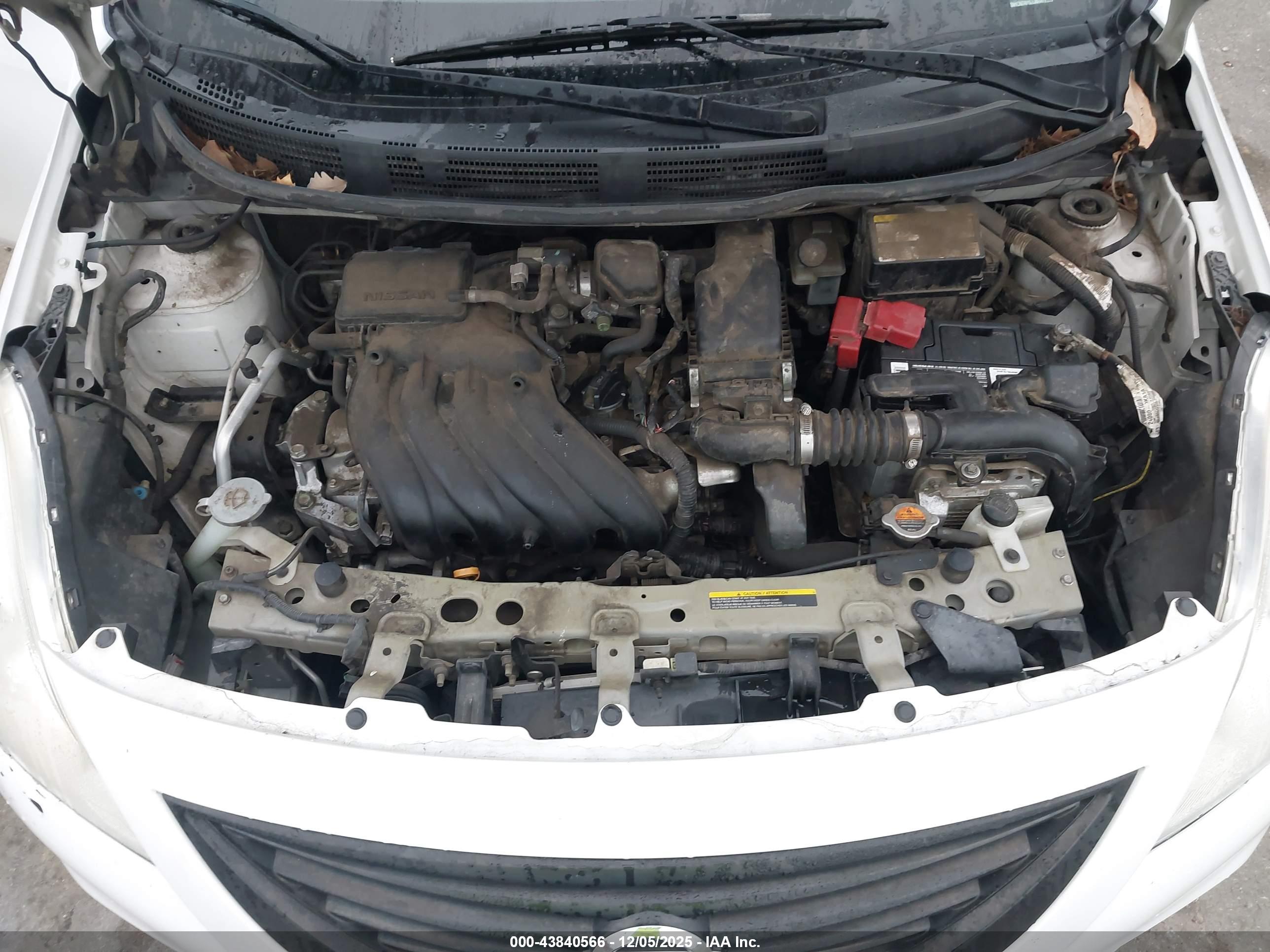 NISSAN VERSA image 10
