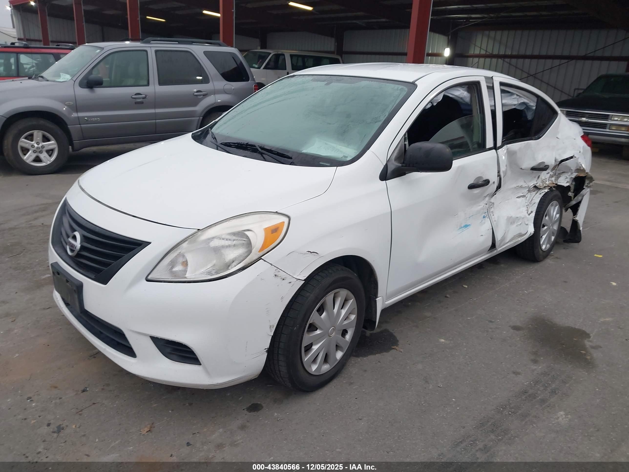 NISSAN VERSA image 2