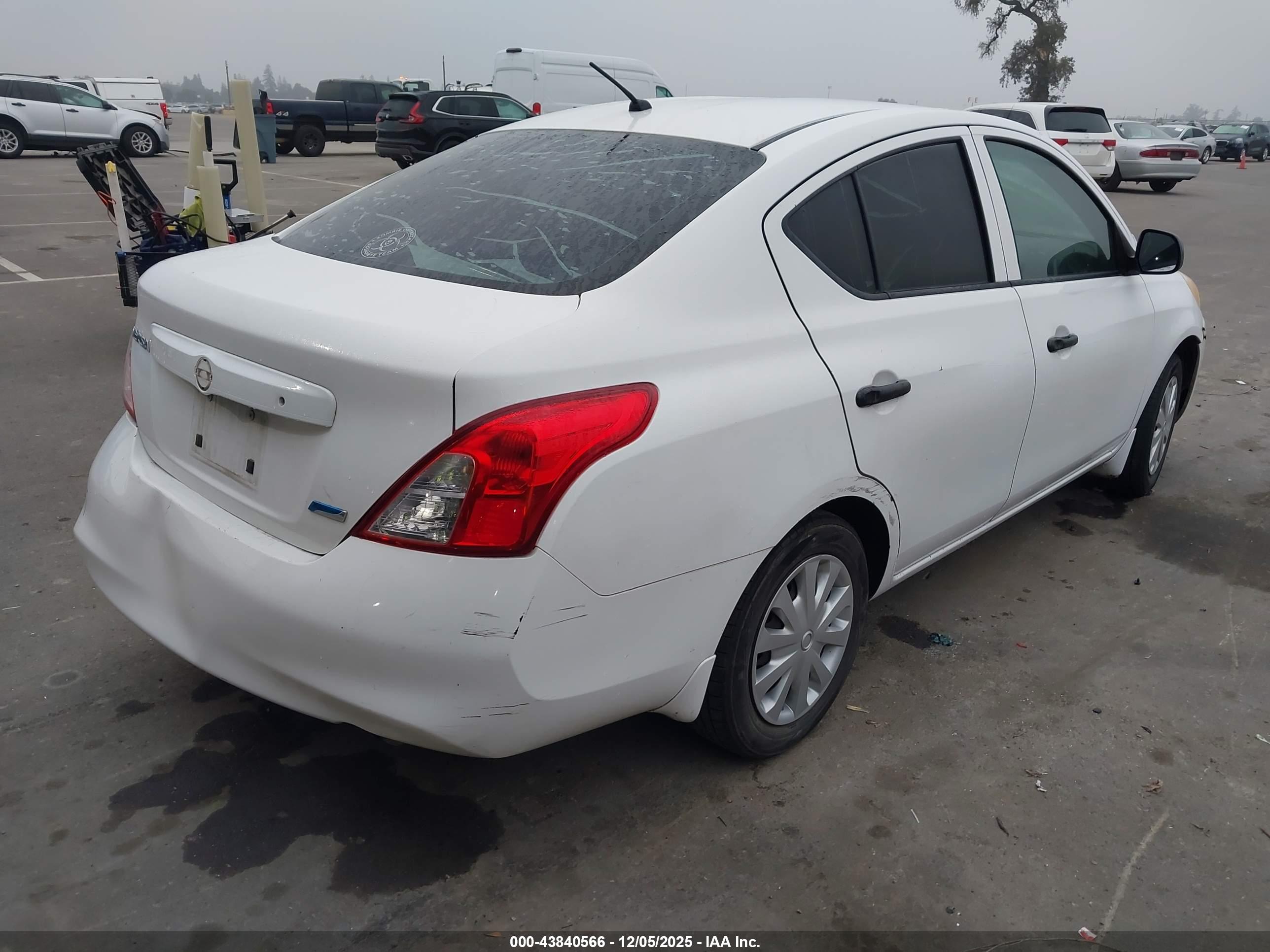 NISSAN VERSA image 4