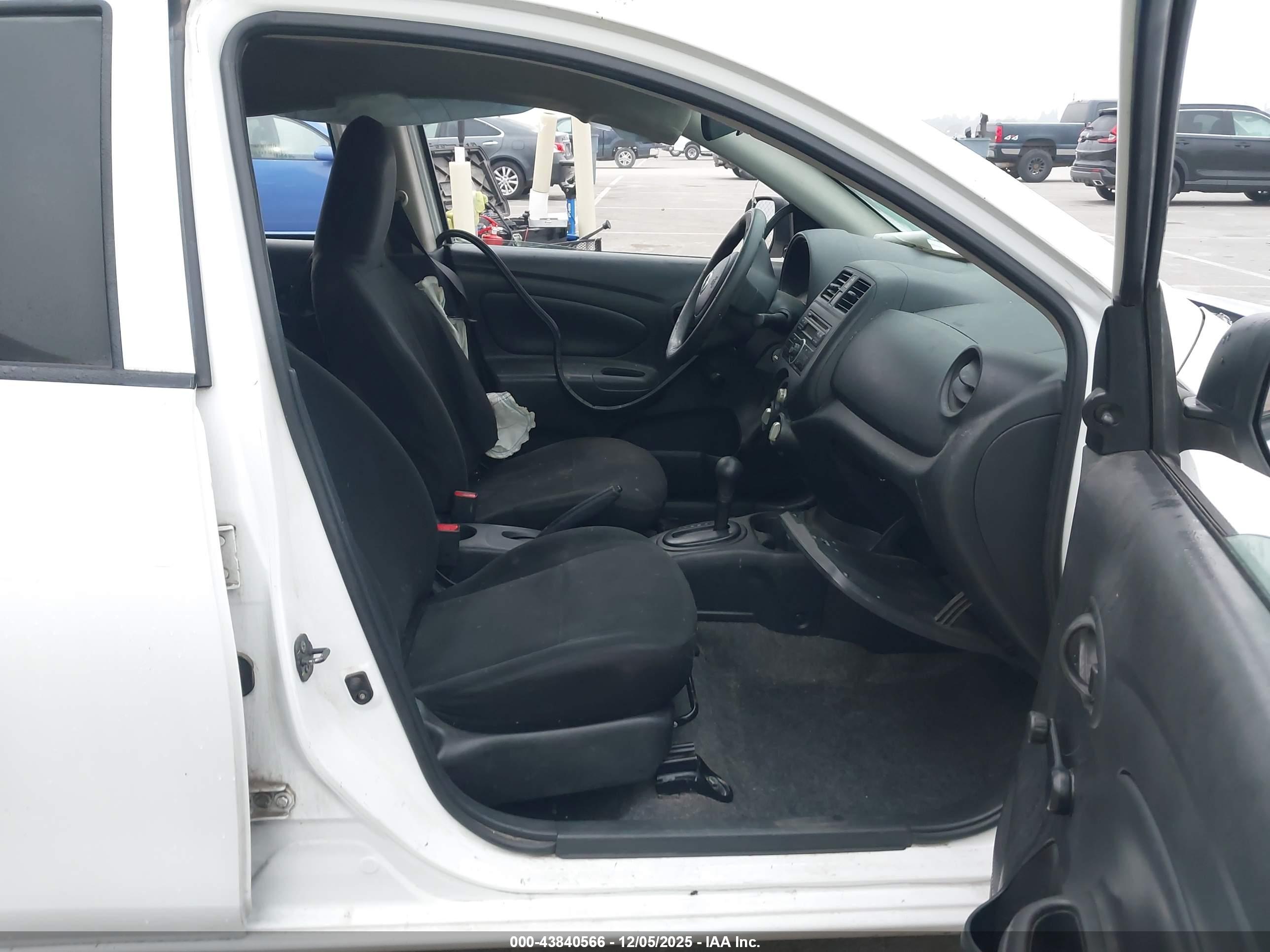 NISSAN VERSA image 5