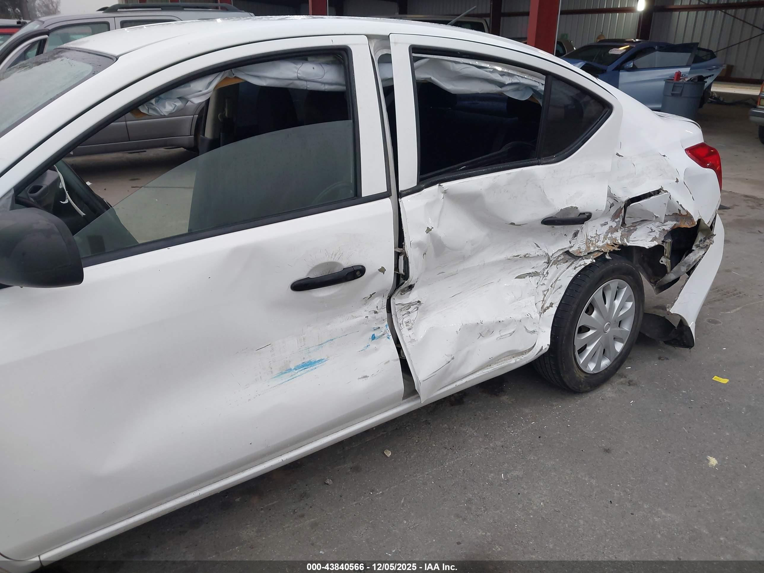 NISSAN VERSA image 6