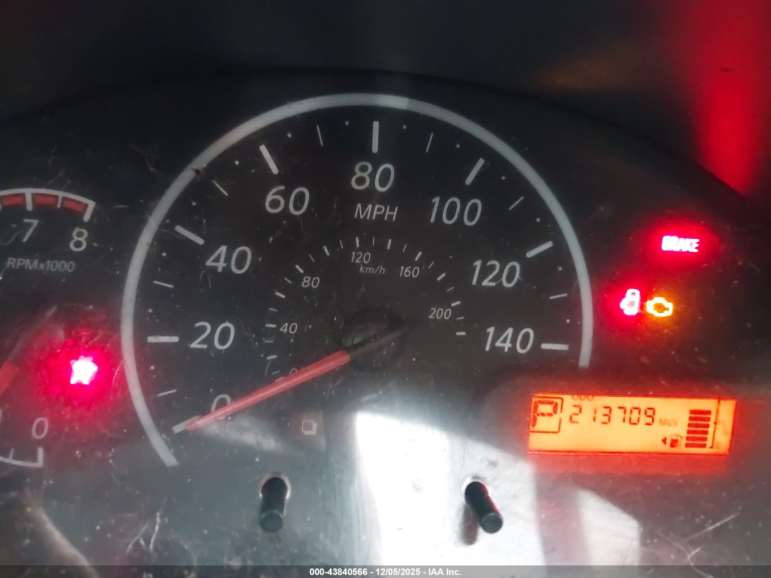NISSAN VERSA image 7
